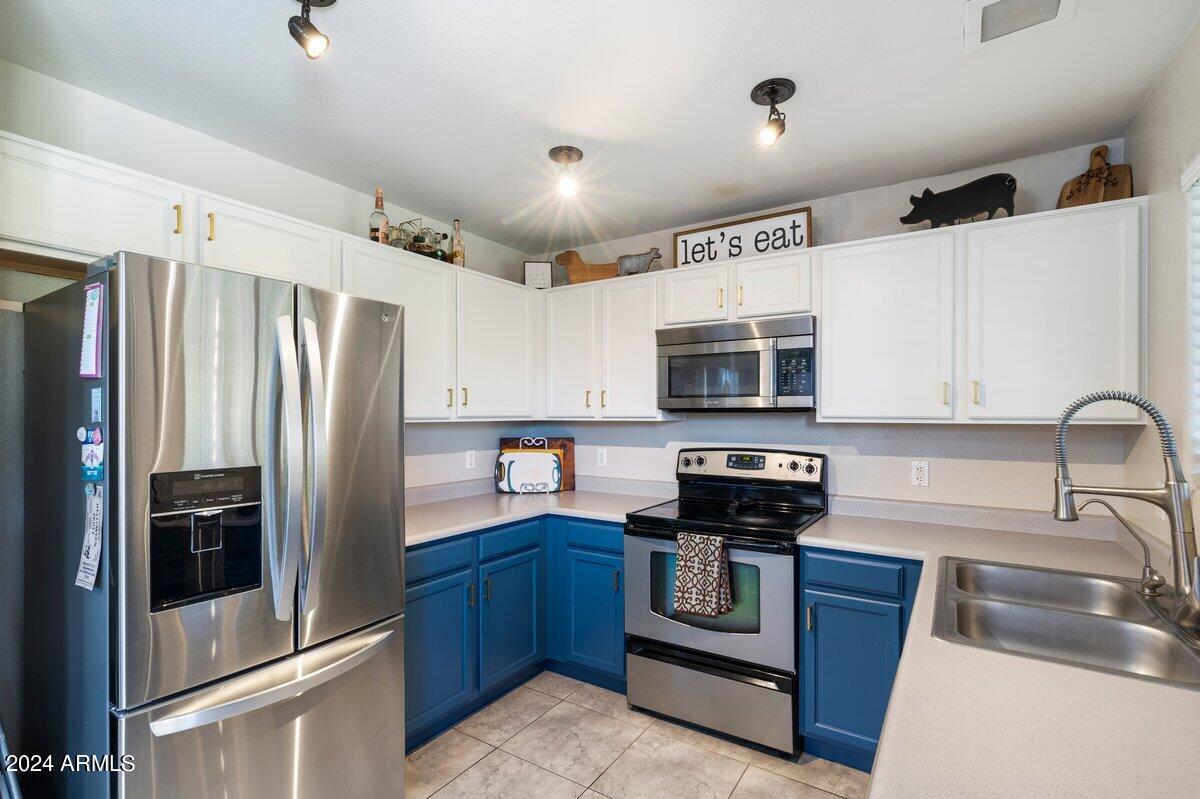 3226 W MELINDA Lane