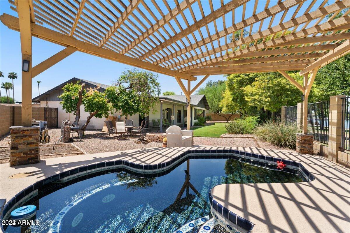 2562 W JACINTO Circle
