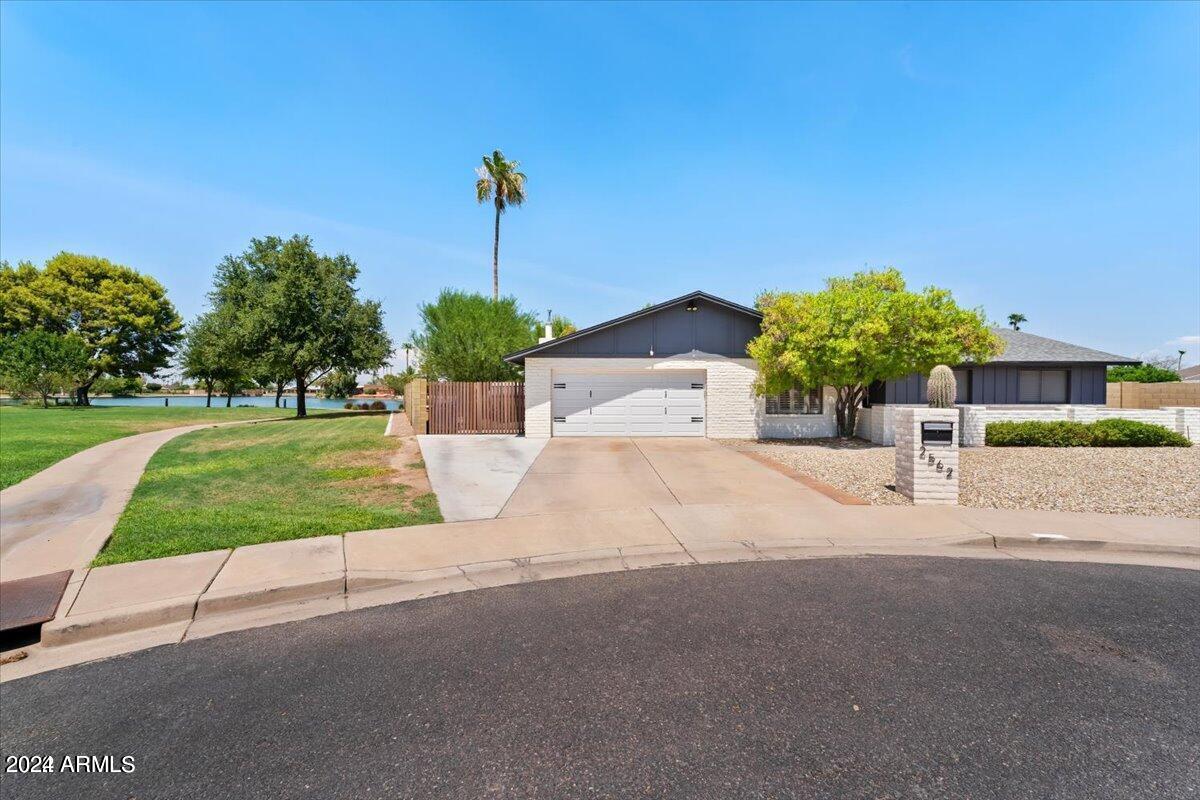 2562 W JACINTO Circle