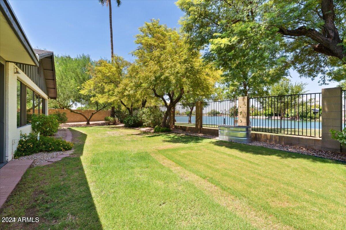 2562 W JACINTO Circle
