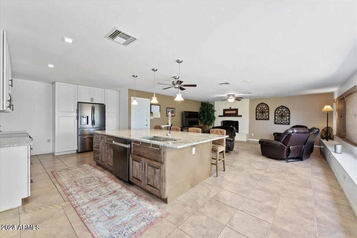2562 W JACINTO Circle