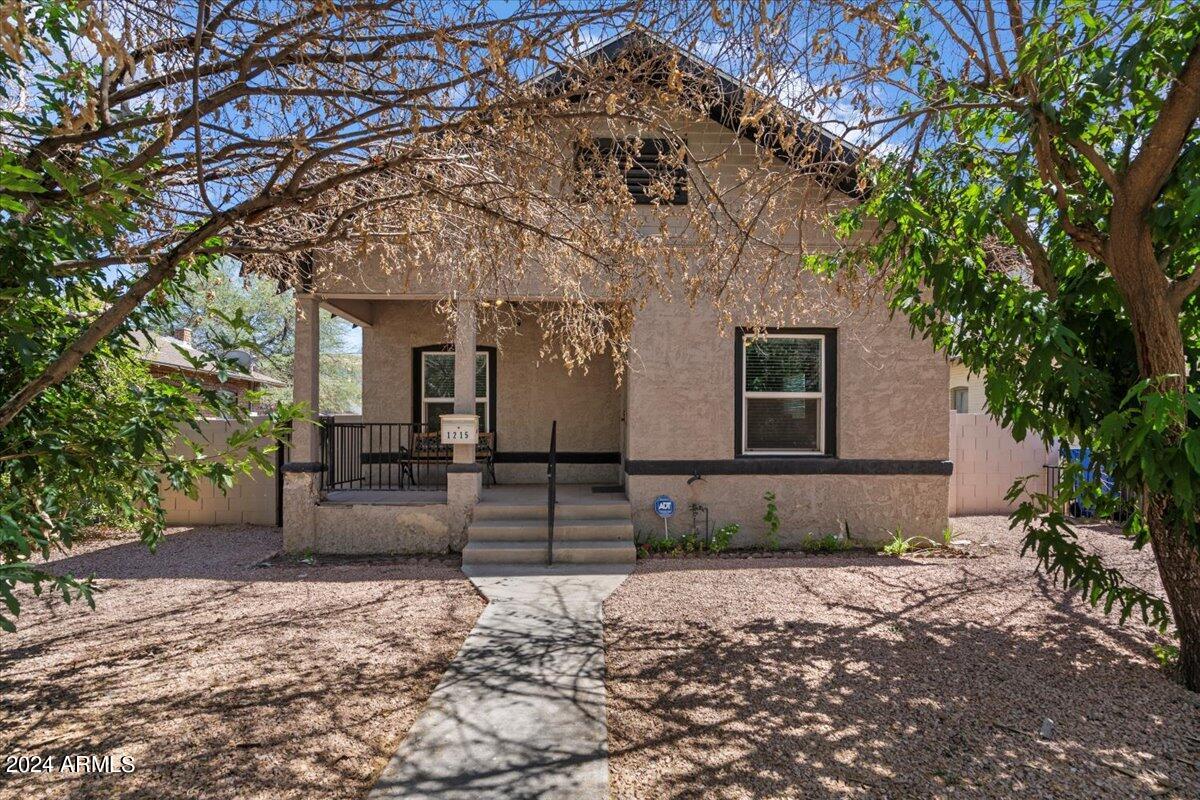 1215 W WOODLAND Avenue