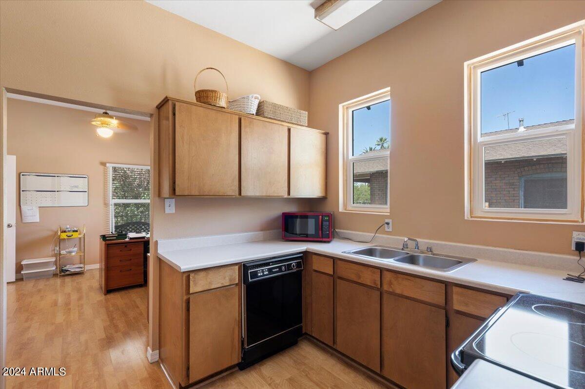 1215 W WOODLAND Avenue