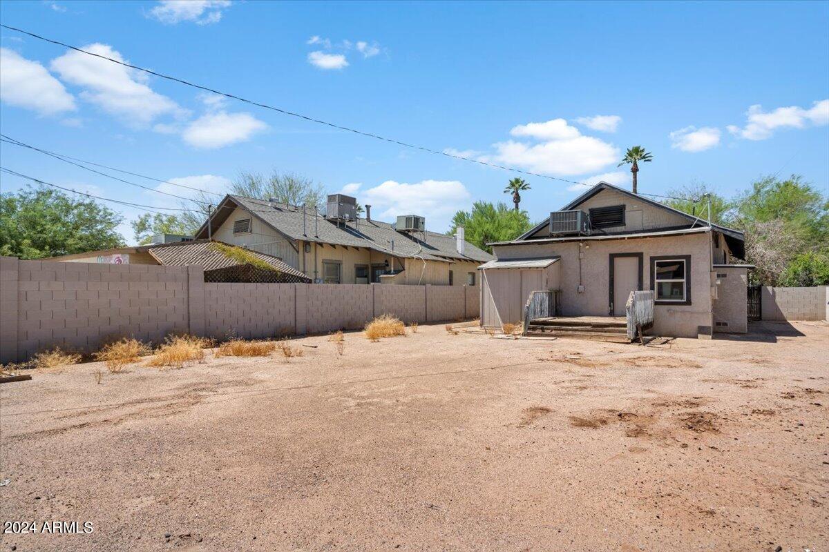 1215 W WOODLAND Avenue