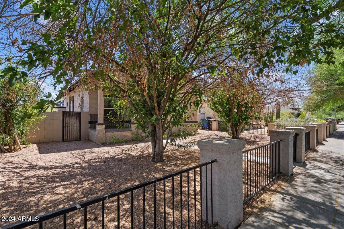 1215 W WOODLAND Avenue