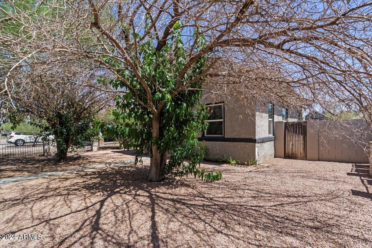 1215 W WOODLAND Avenue