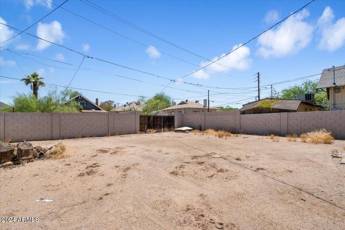 1215 W WOODLAND Avenue