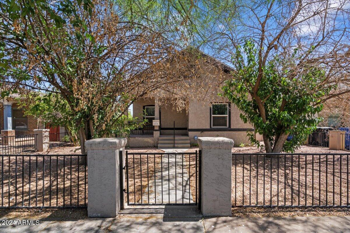 1215 W WOODLAND Avenue
