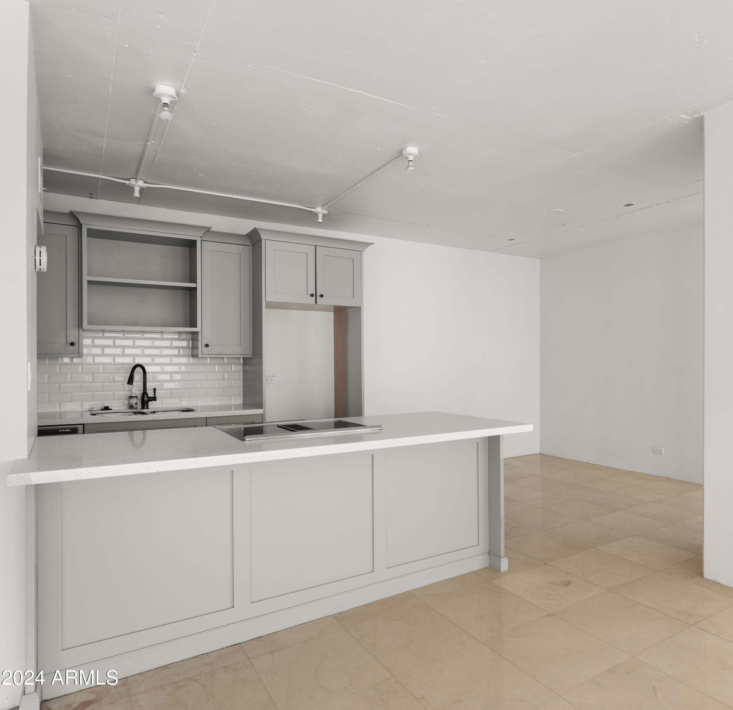 207 W CLARENDON Avenue, C11
