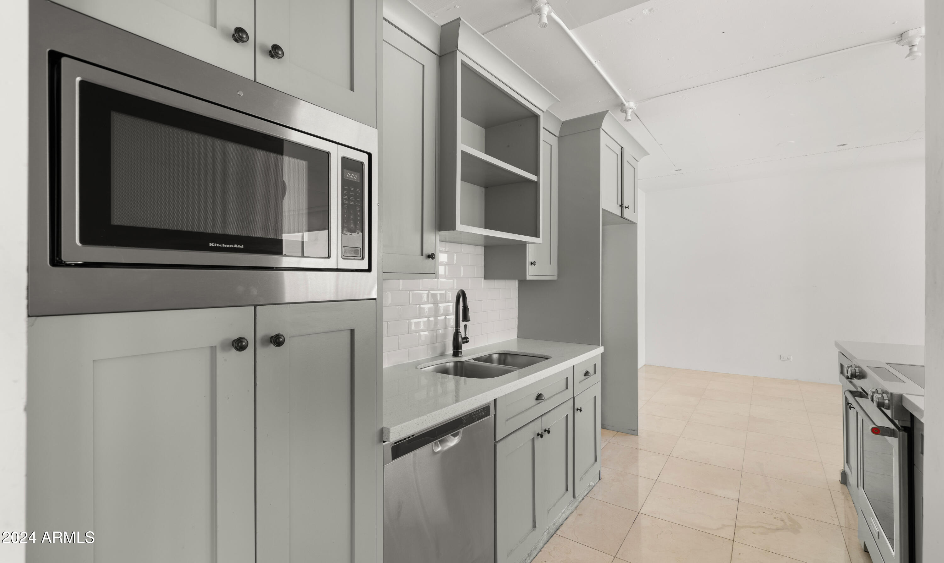 207 W CLARENDON Avenue, C11