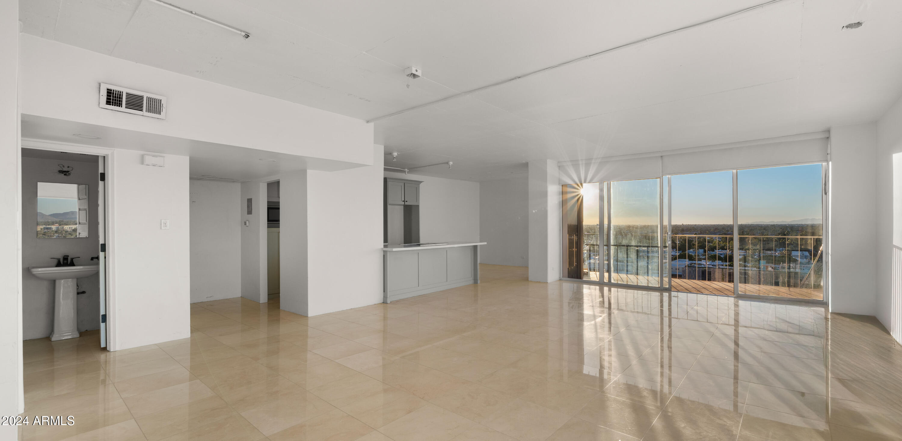 207 W CLARENDON Avenue, C11