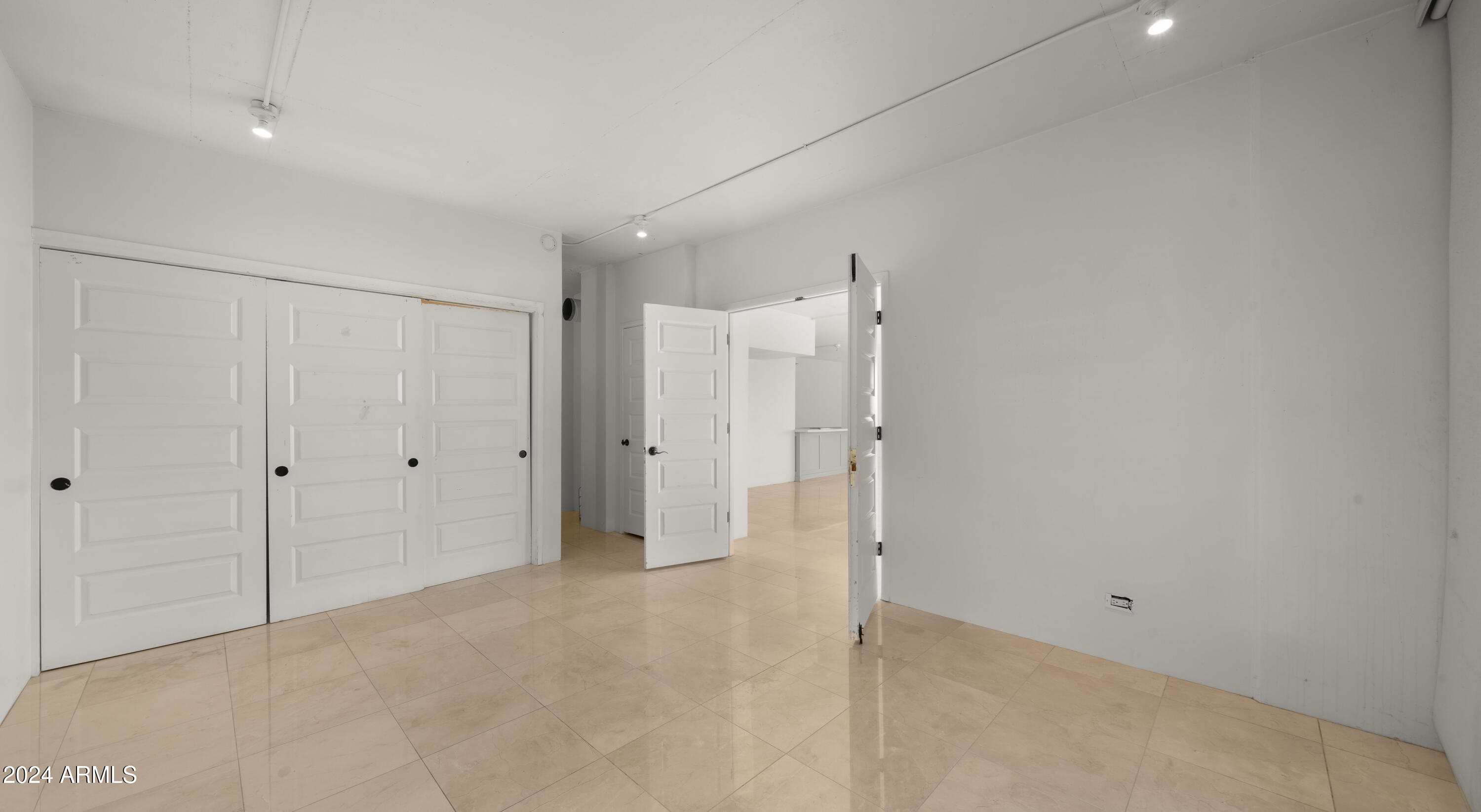 207 W CLARENDON Avenue, C11