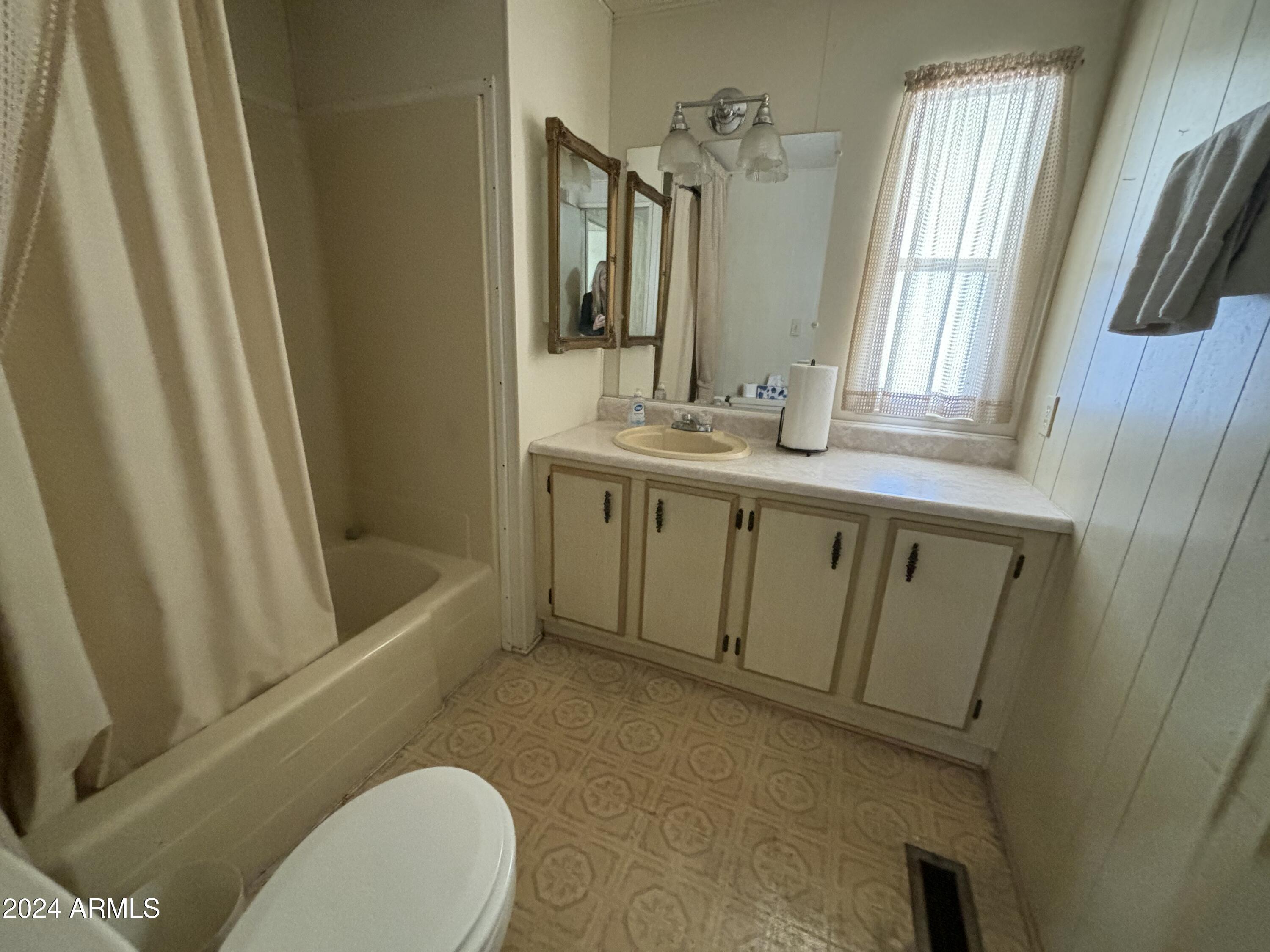 11425 E UNIVERSITY Drive, 24