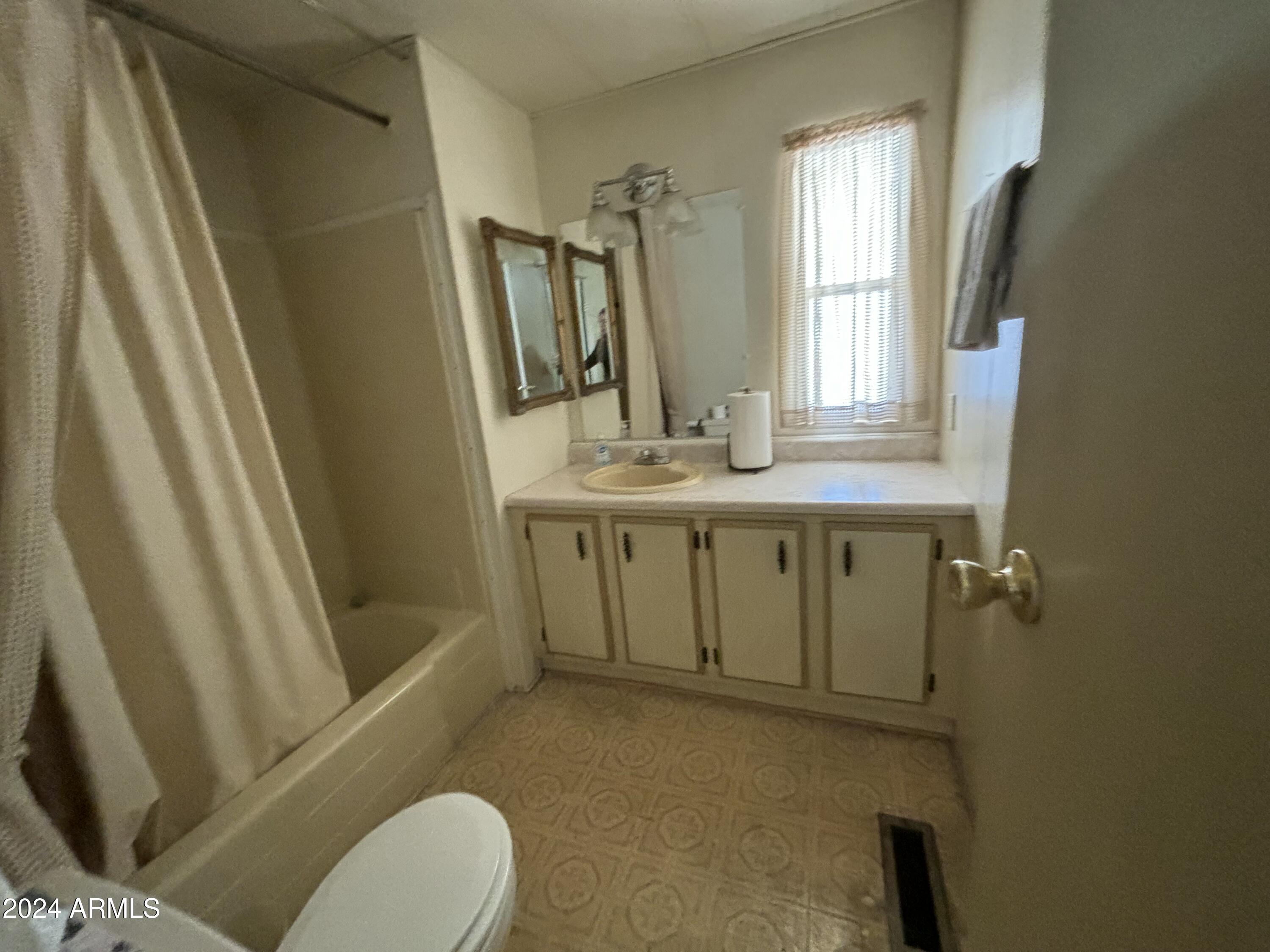 11425 E UNIVERSITY Drive, 24