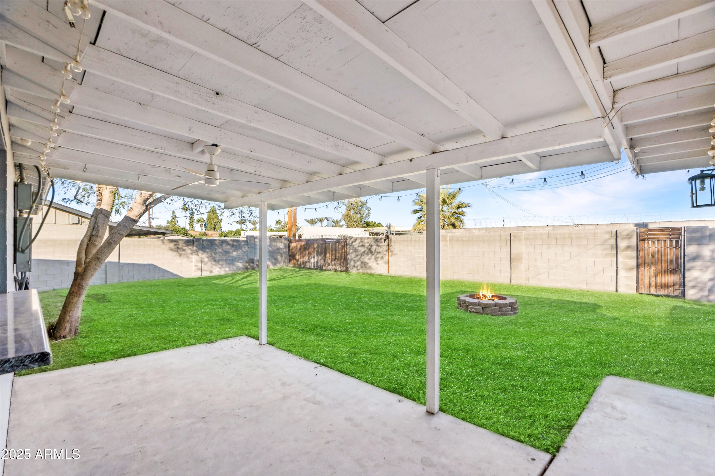 7806 E LOMA LAND Drive