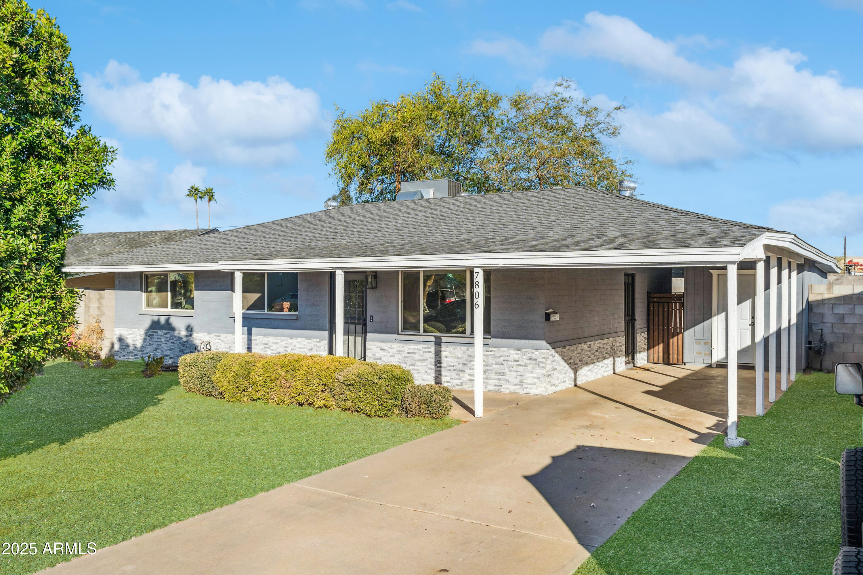 7806 E LOMA LAND Drive