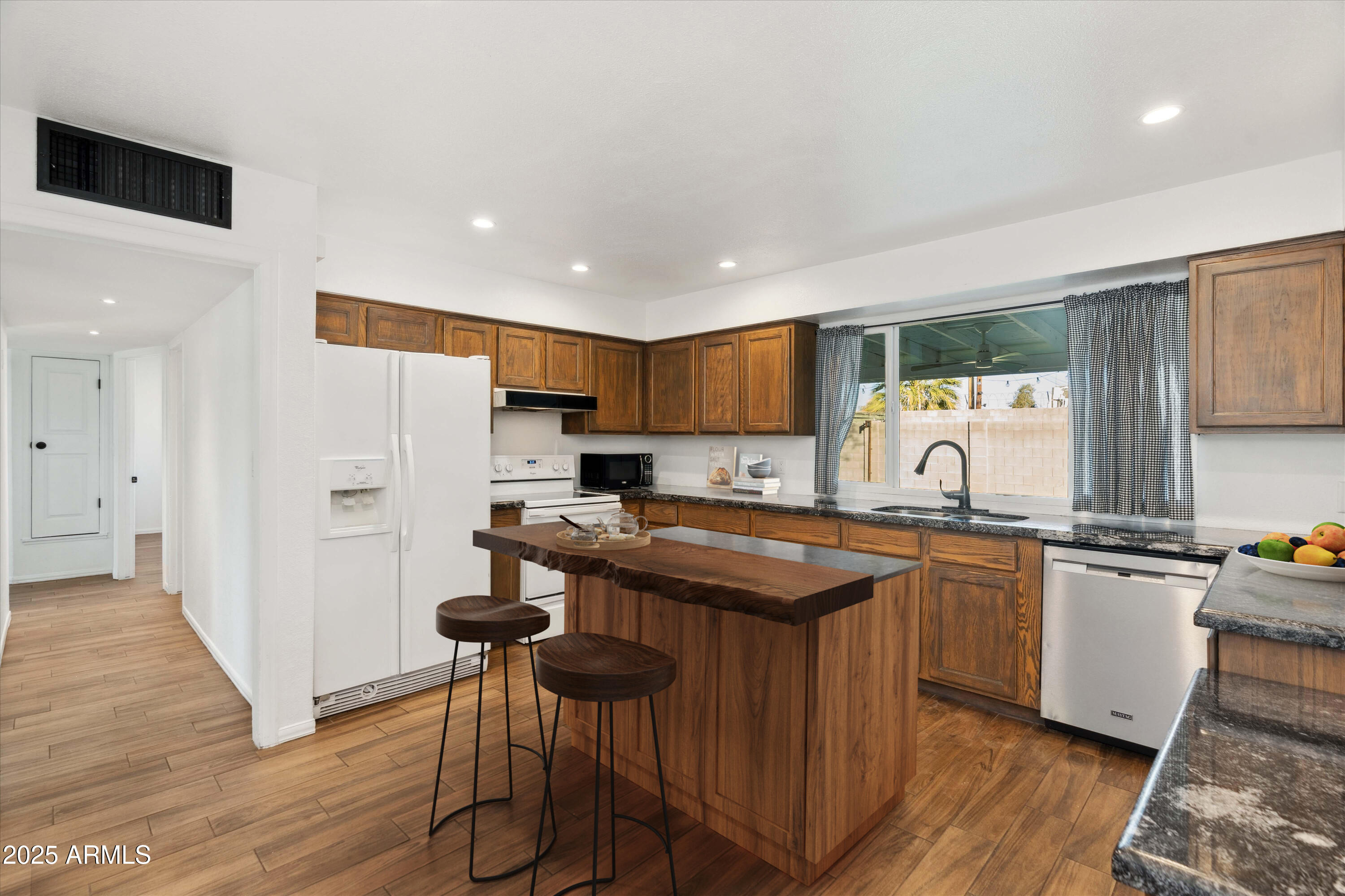 7806 E LOMA LAND Drive