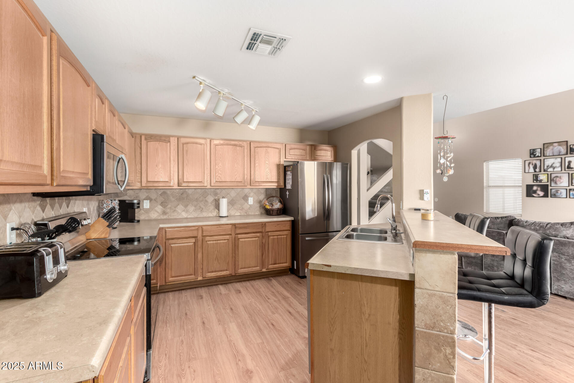 1154 E DESERT HOLLY Drive