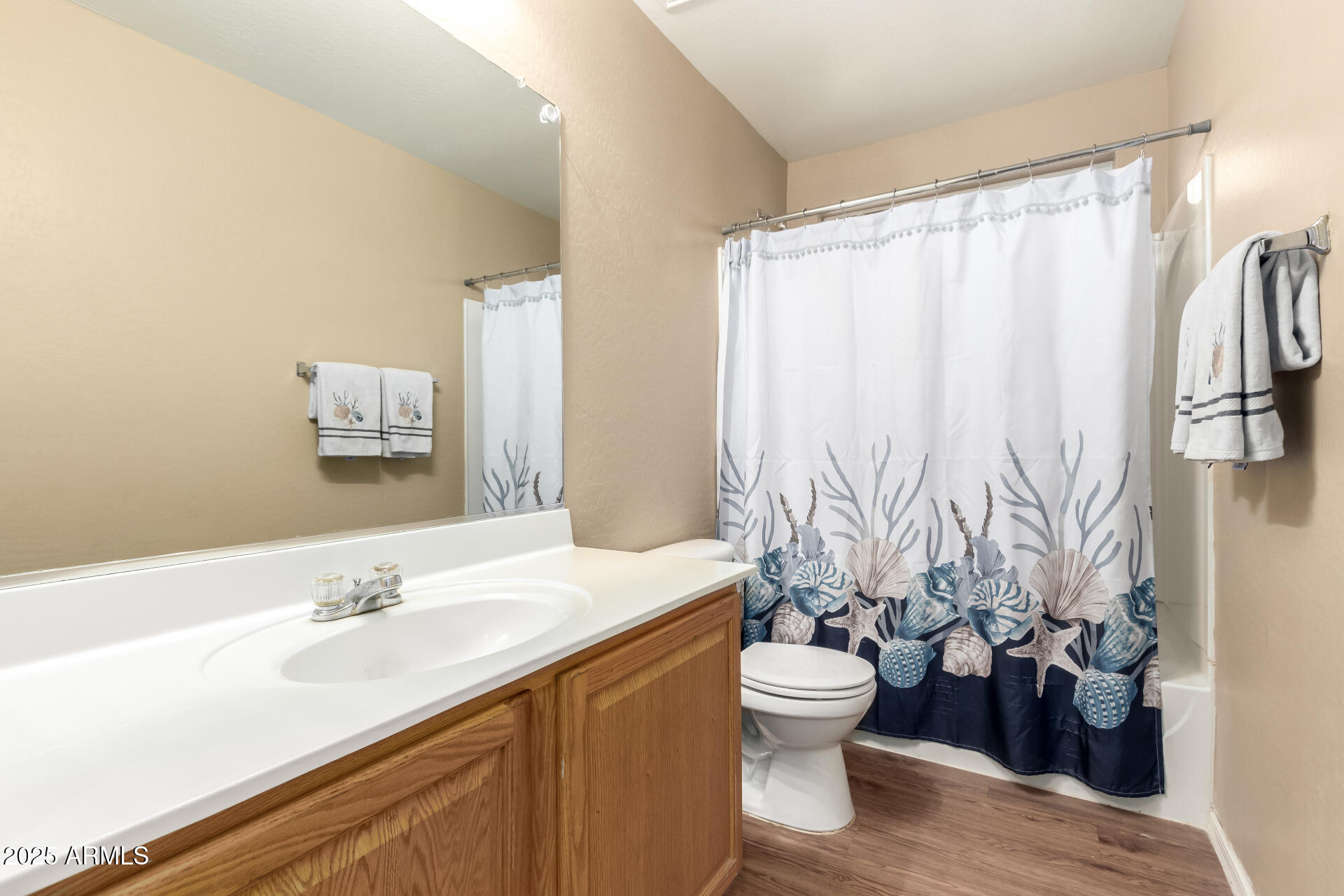 1154 E DESERT HOLLY Drive