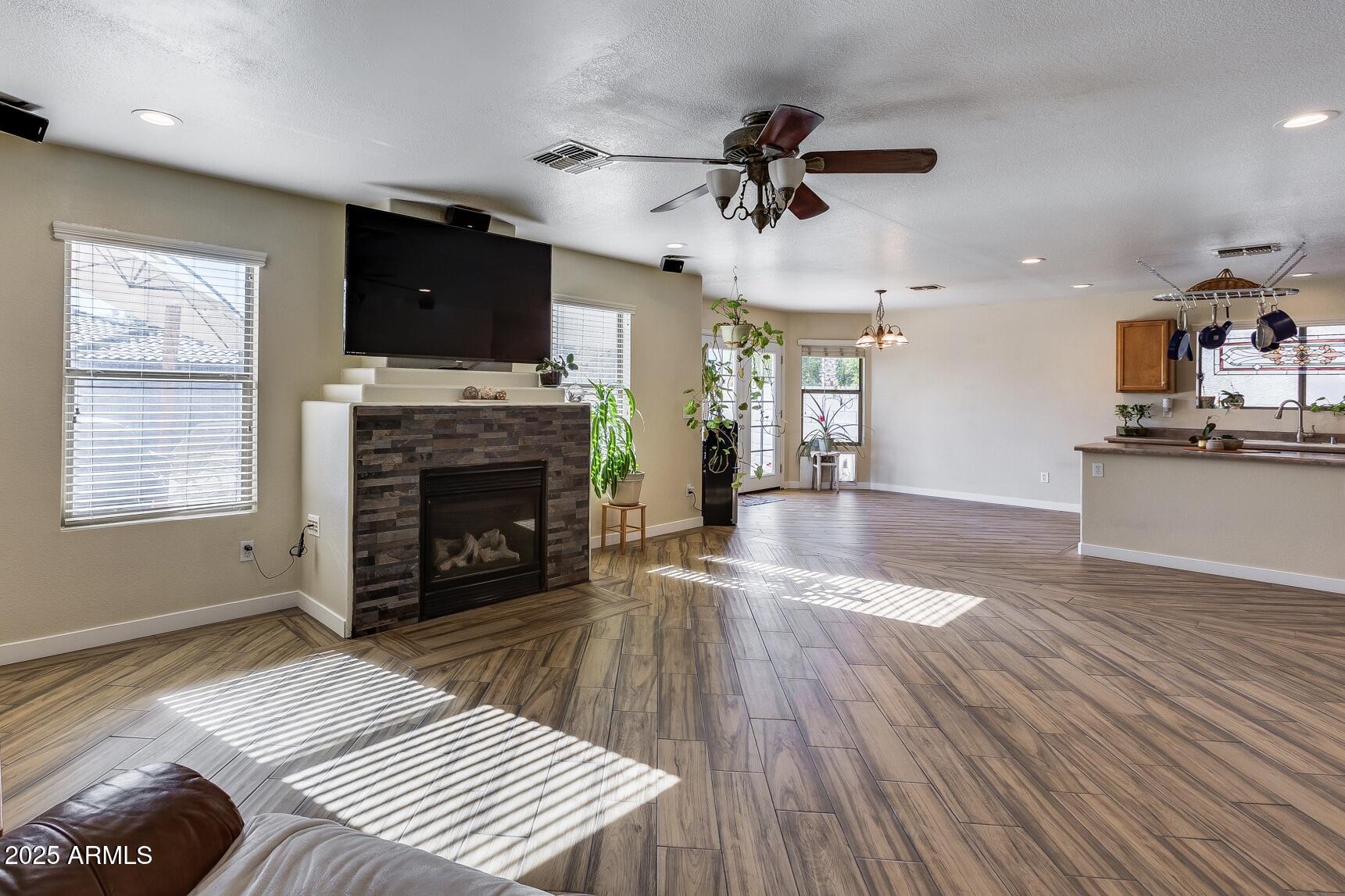 3215 W MOLLY Lane
