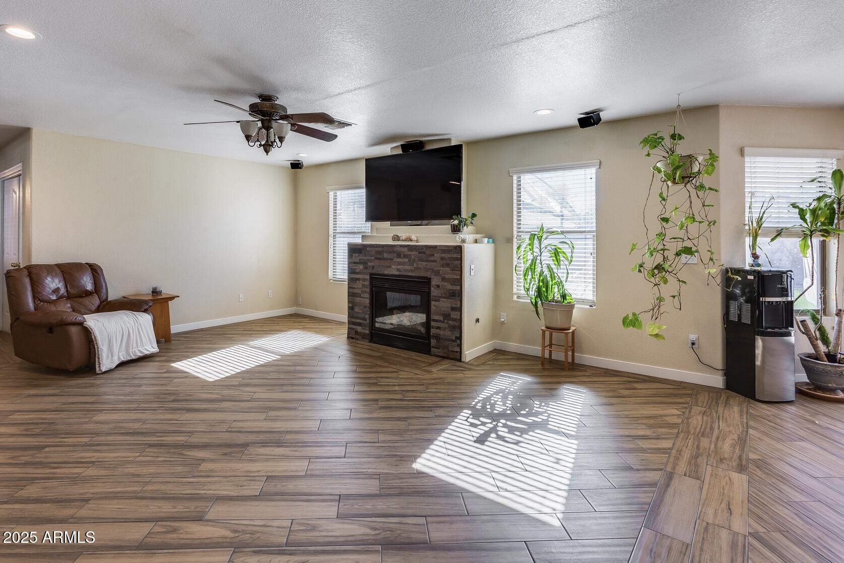 3215 W MOLLY Lane