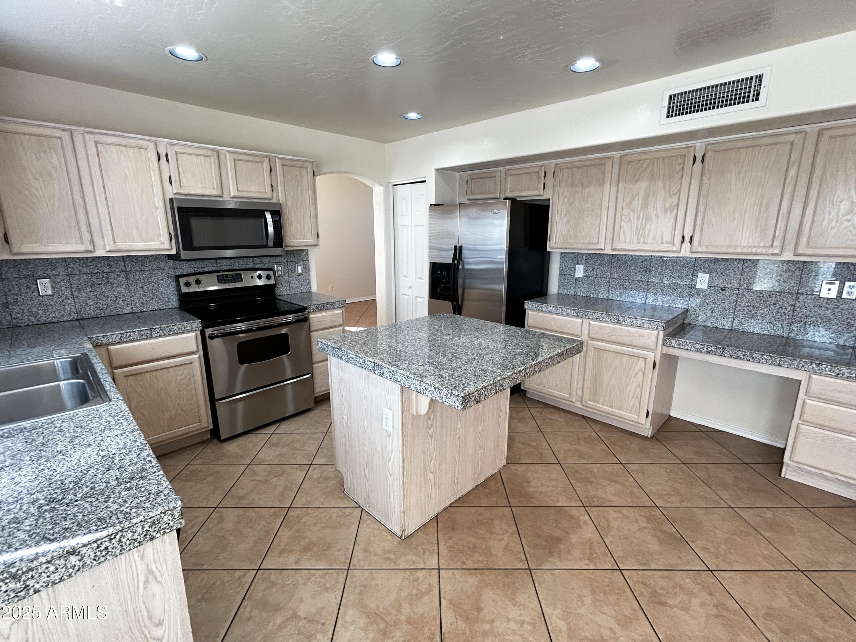 1835 W LEAH Lane