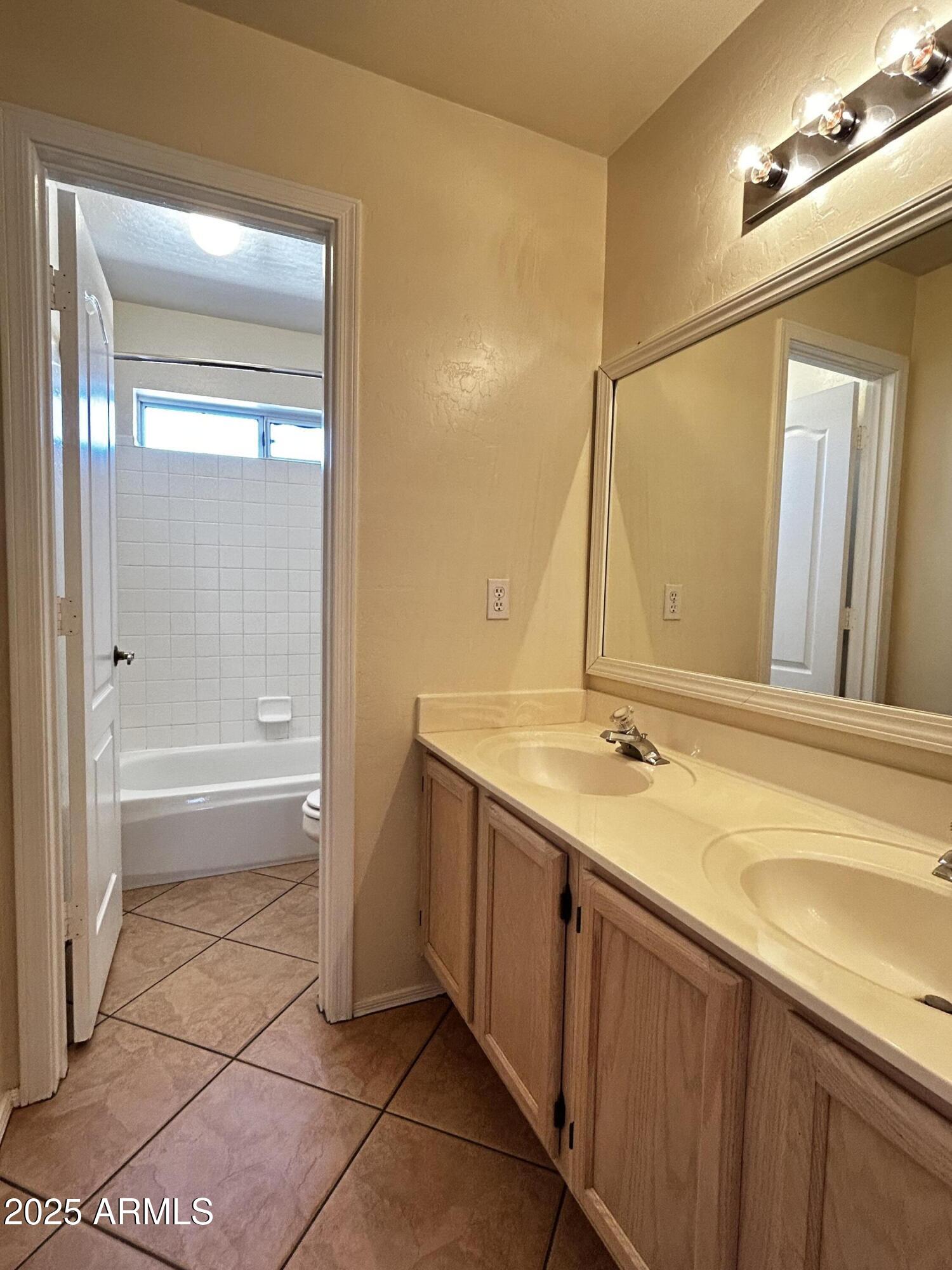 1835 W LEAH Lane