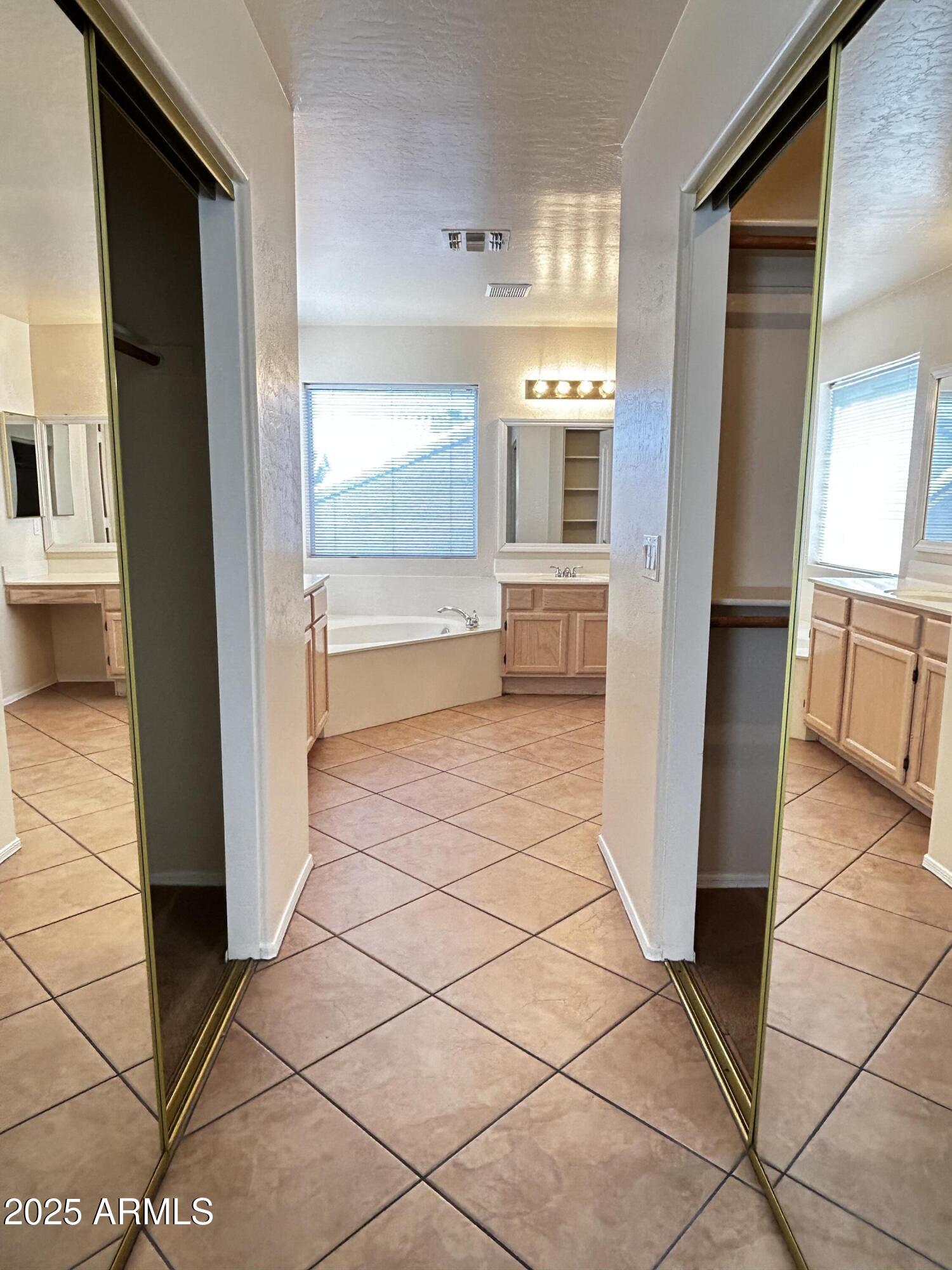 1835 W LEAH Lane
