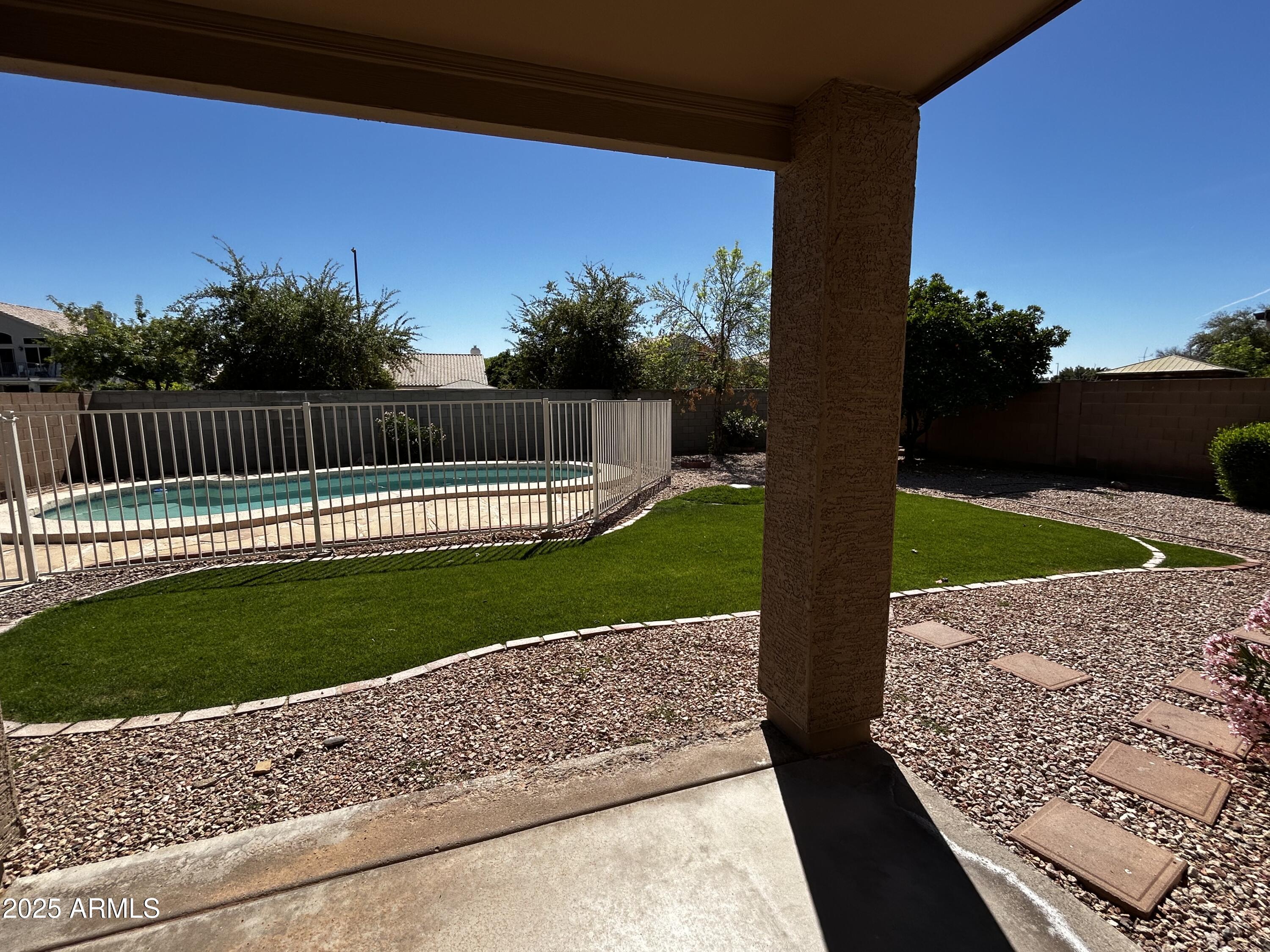 1835 W LEAH Lane
