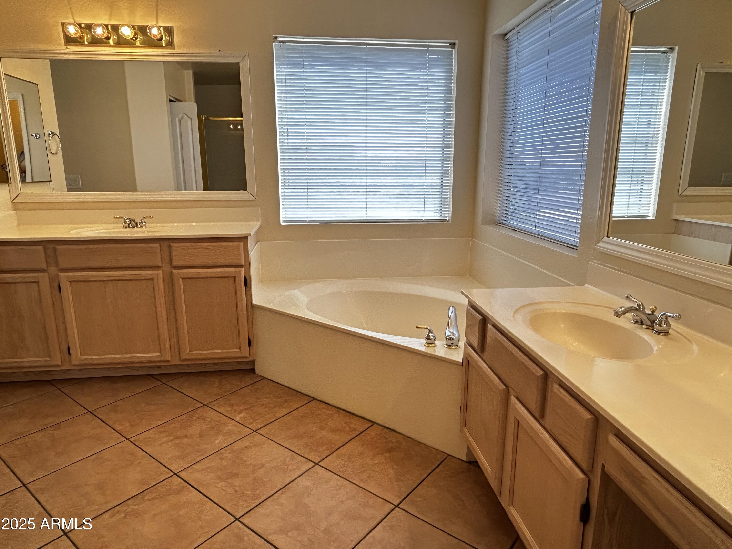 1835 W LEAH Lane