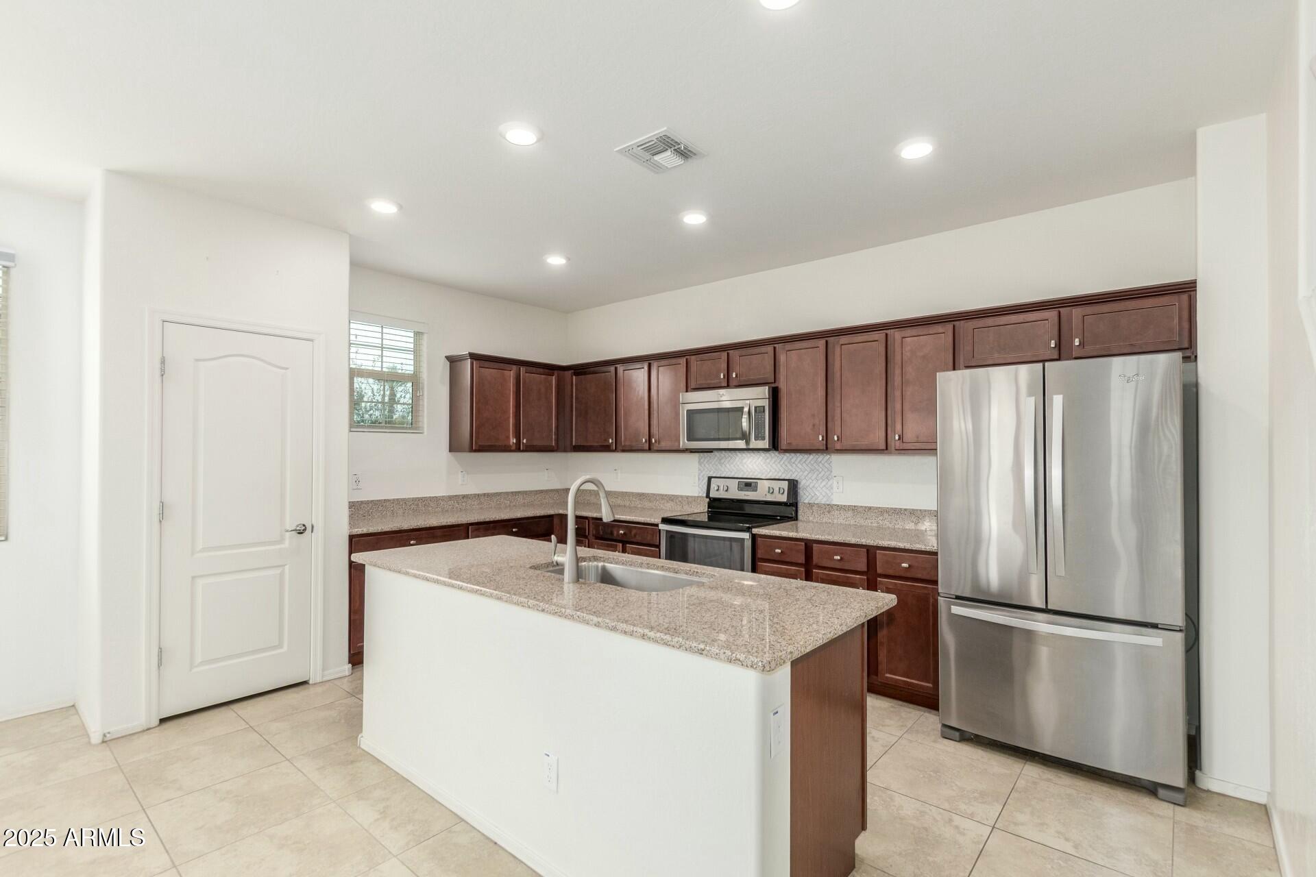 117 E ROADRUNNER Drive