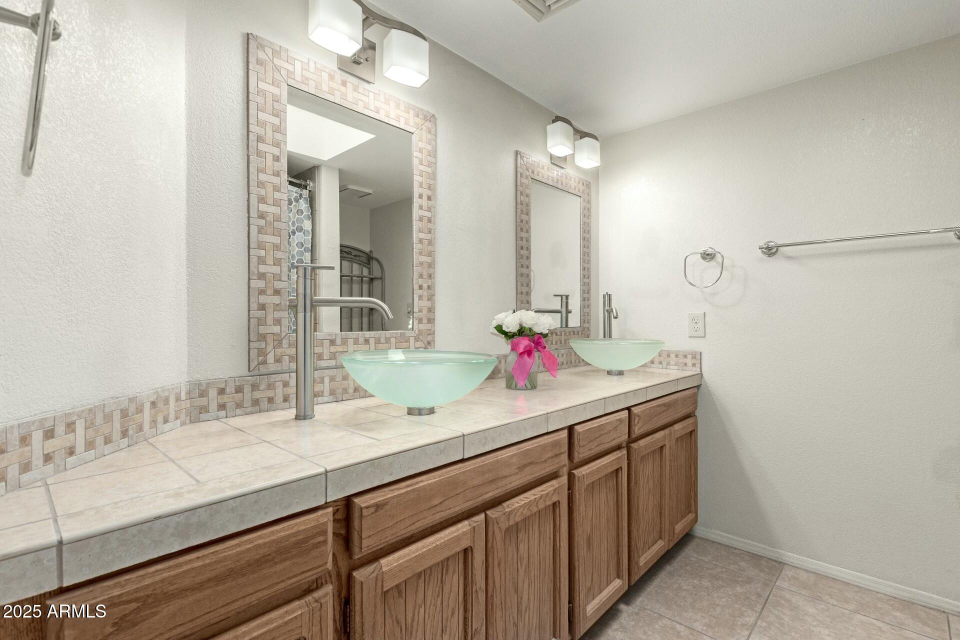 229 W LA VIEVE Lane