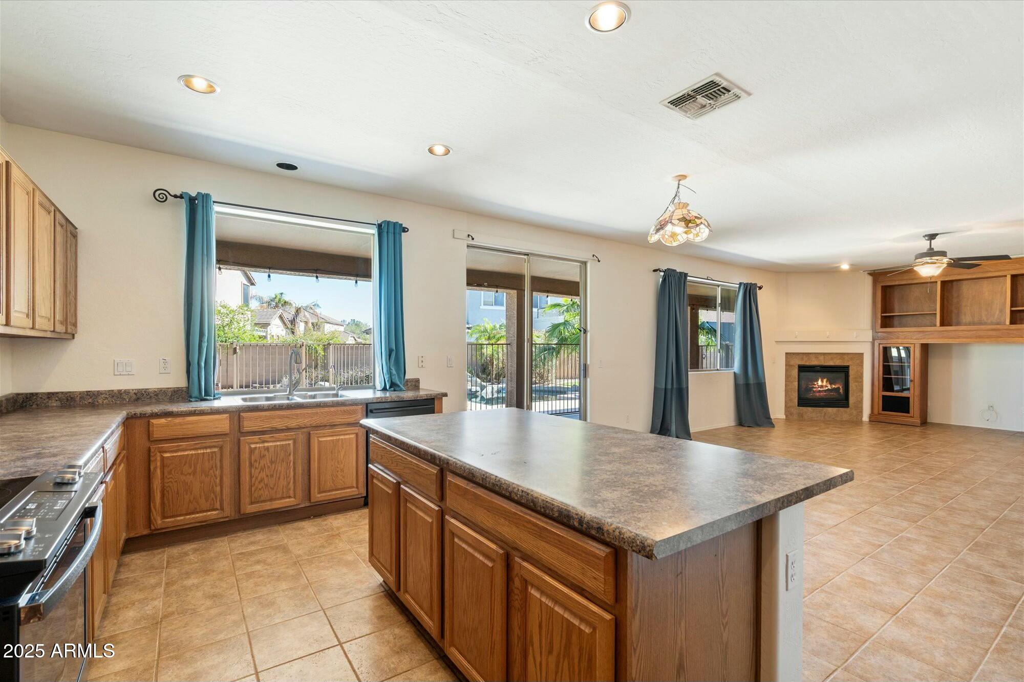 3410 E PAGEANT Place