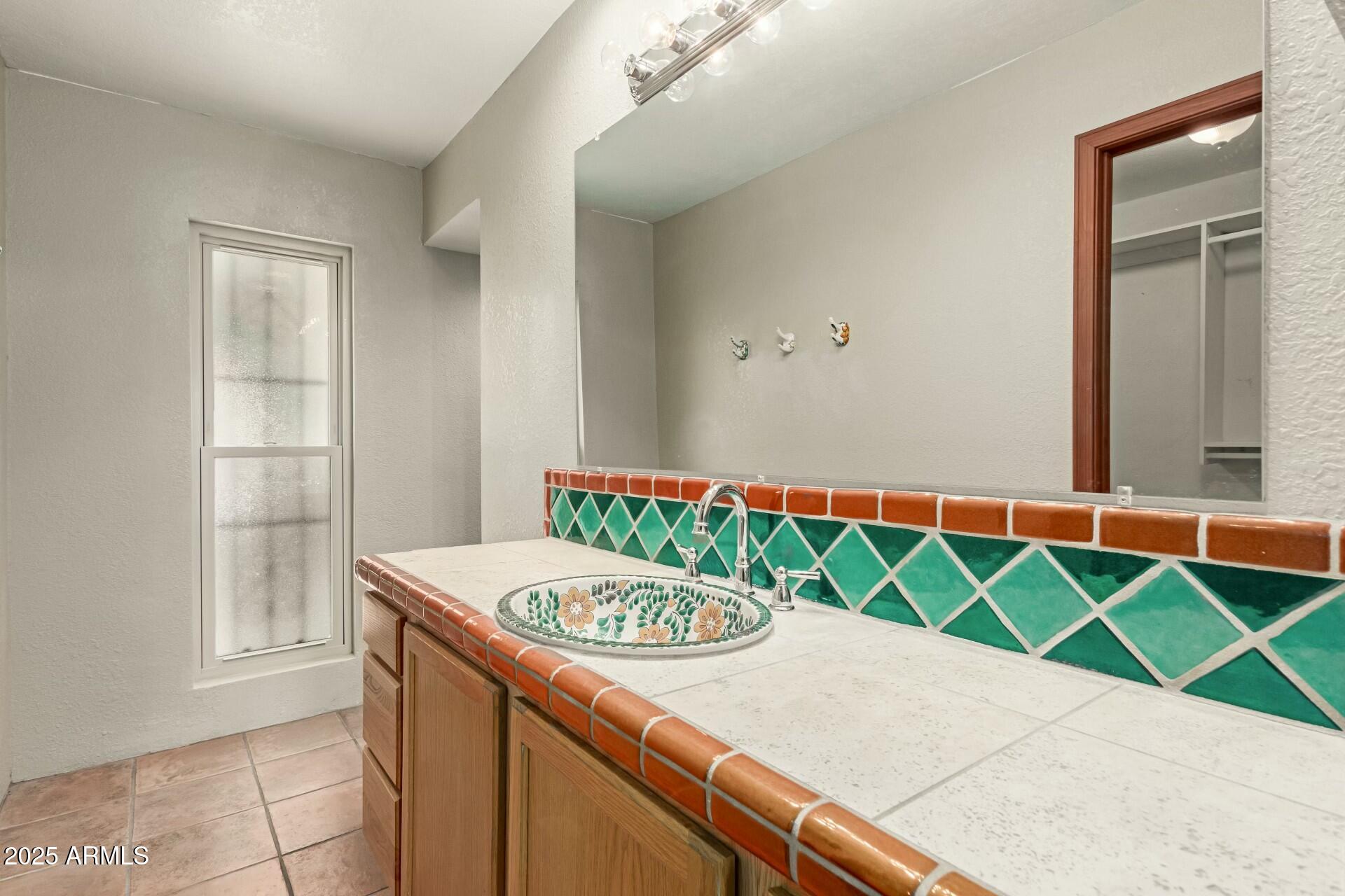 6120 E 5TH Street, B117