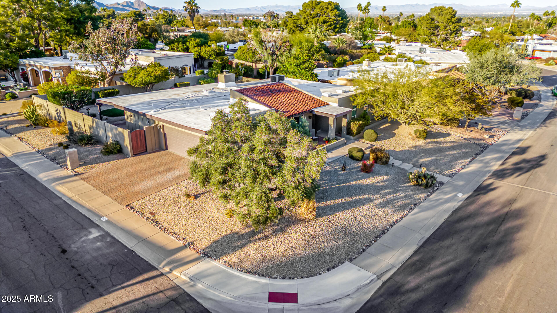 3226 E LAZY Lane