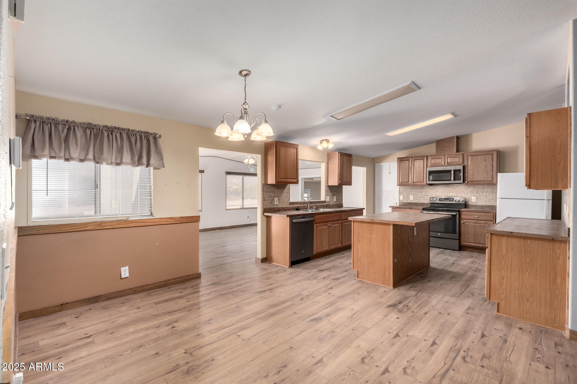 646 W WINDSONG Street