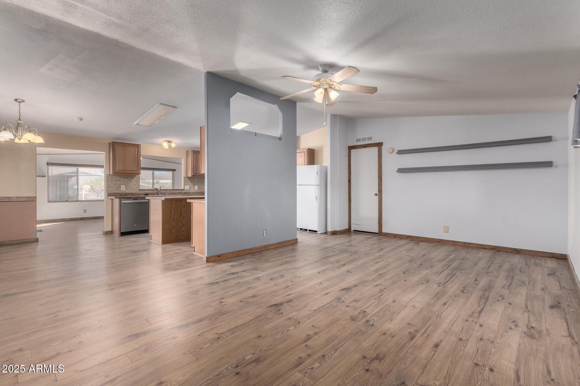 646 W WINDSONG Street