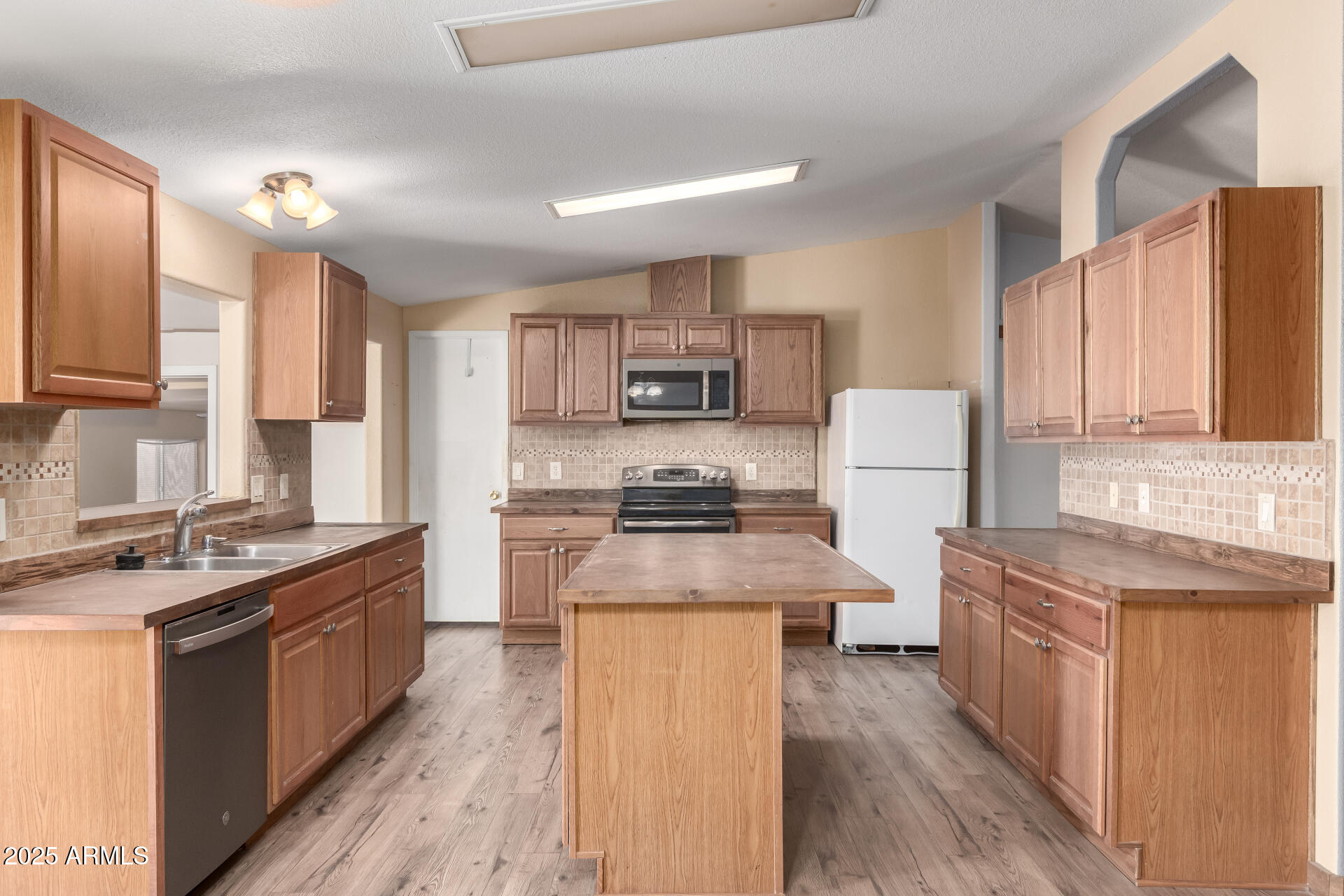 646 W WINDSONG Street