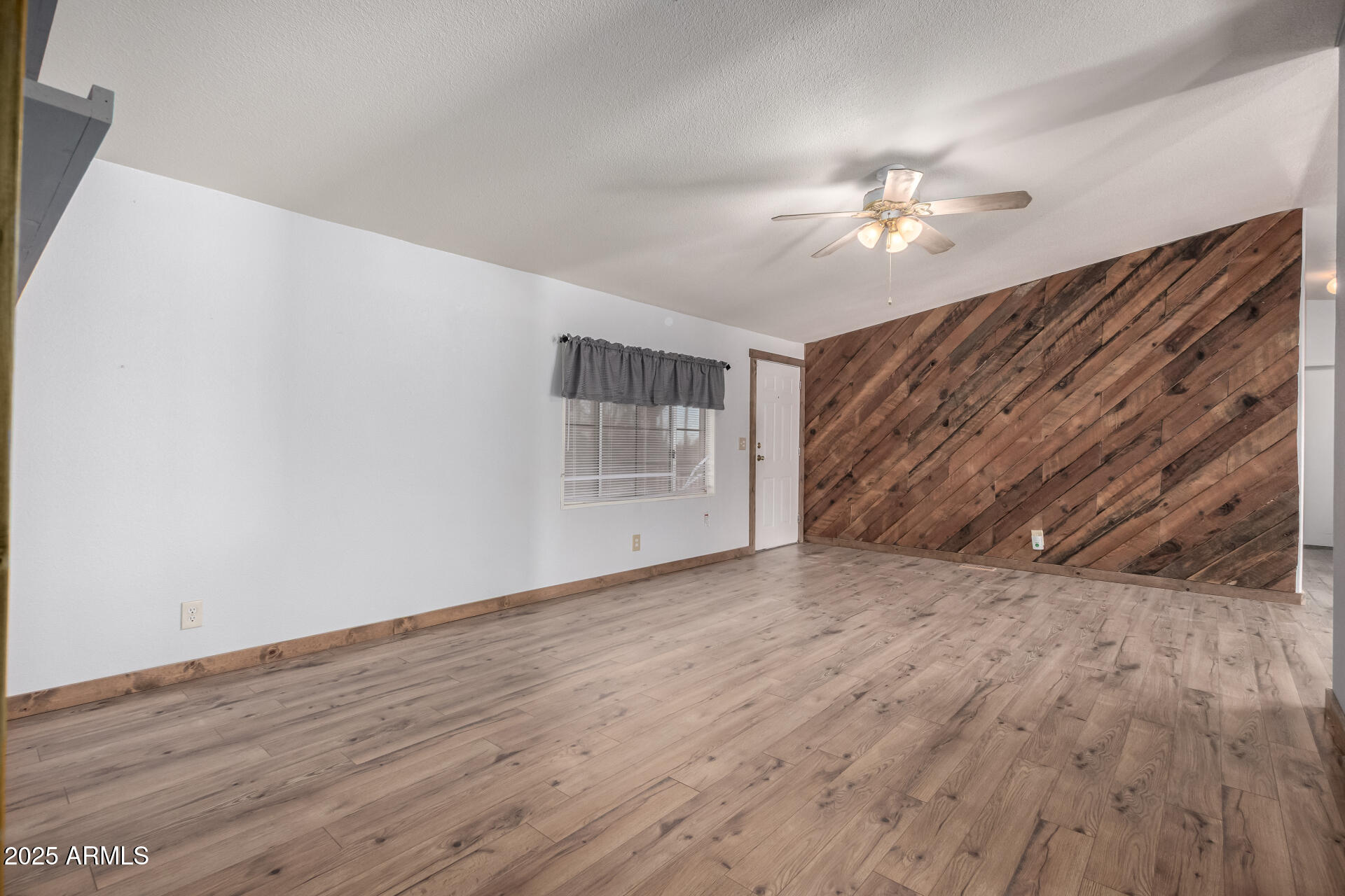 646 W WINDSONG Street