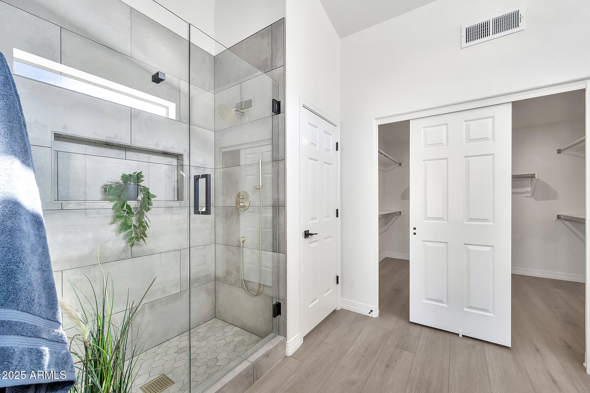 9138 E EMERALD Drive