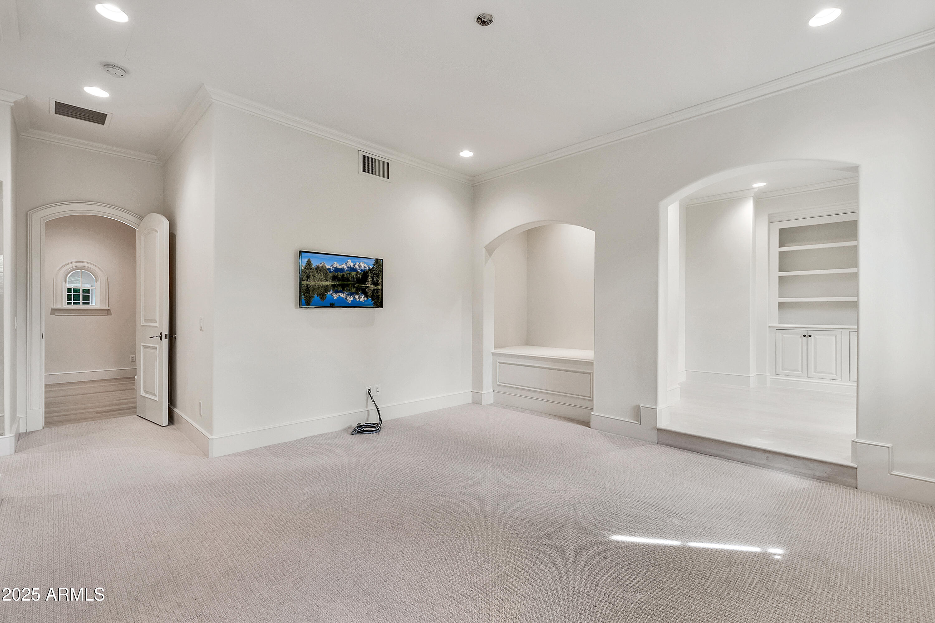 12 E OAKWOOD HILLS Drive
