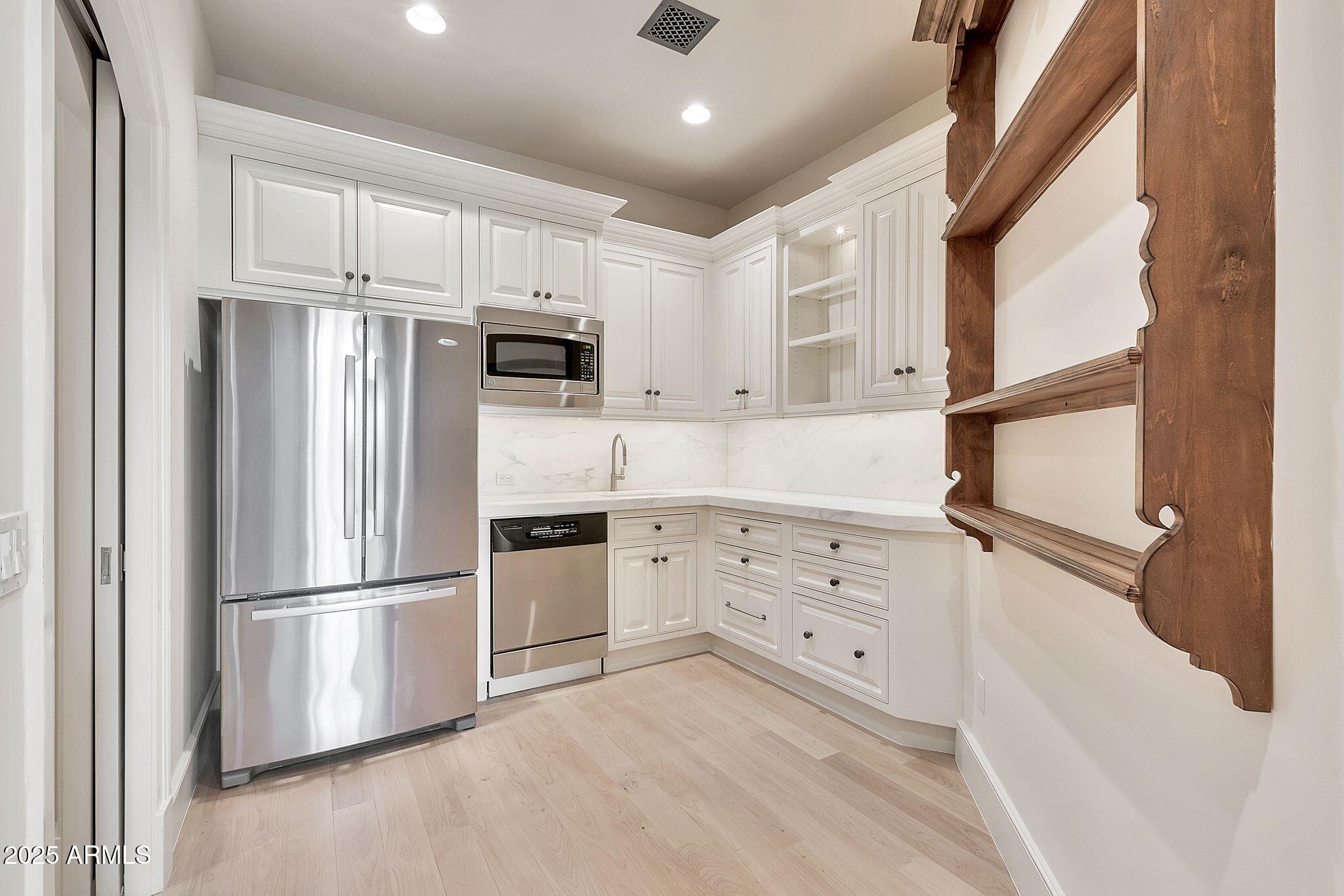 12 E OAKWOOD HILLS Drive