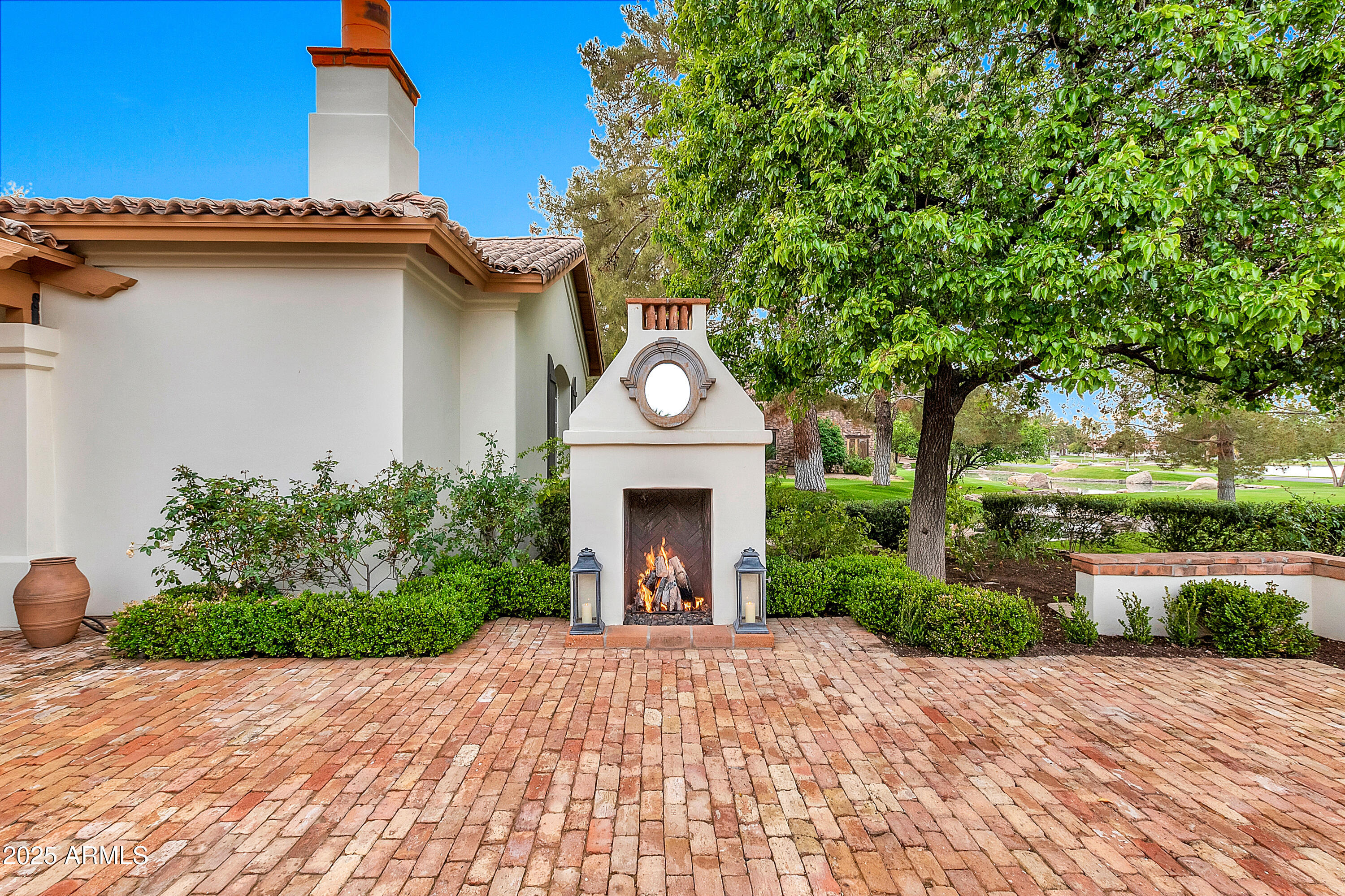 12 E OAKWOOD HILLS Drive