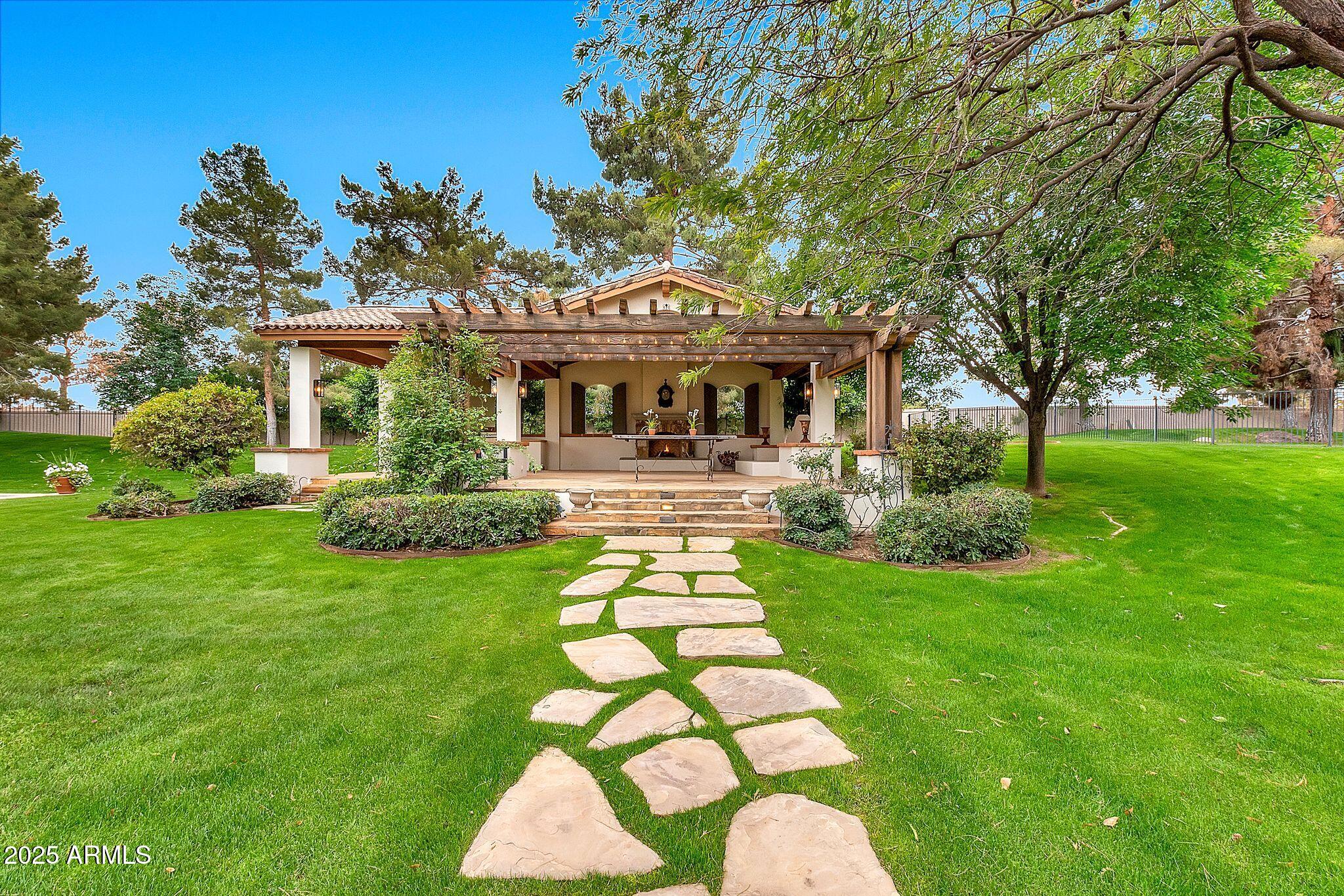 12 E OAKWOOD HILLS Drive