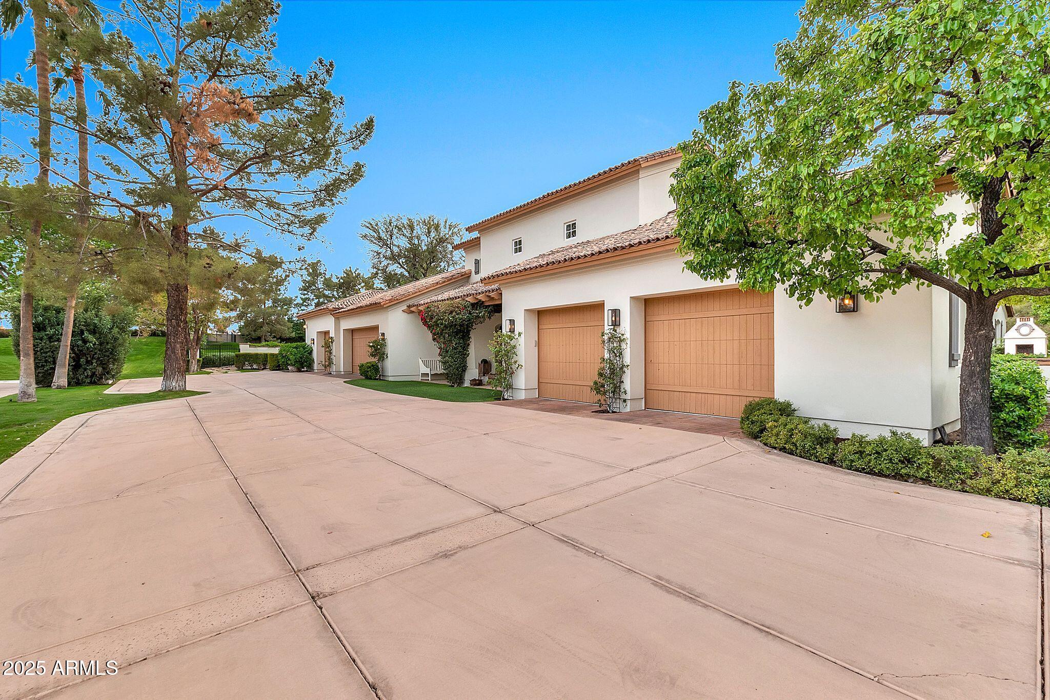 12 E OAKWOOD HILLS Drive