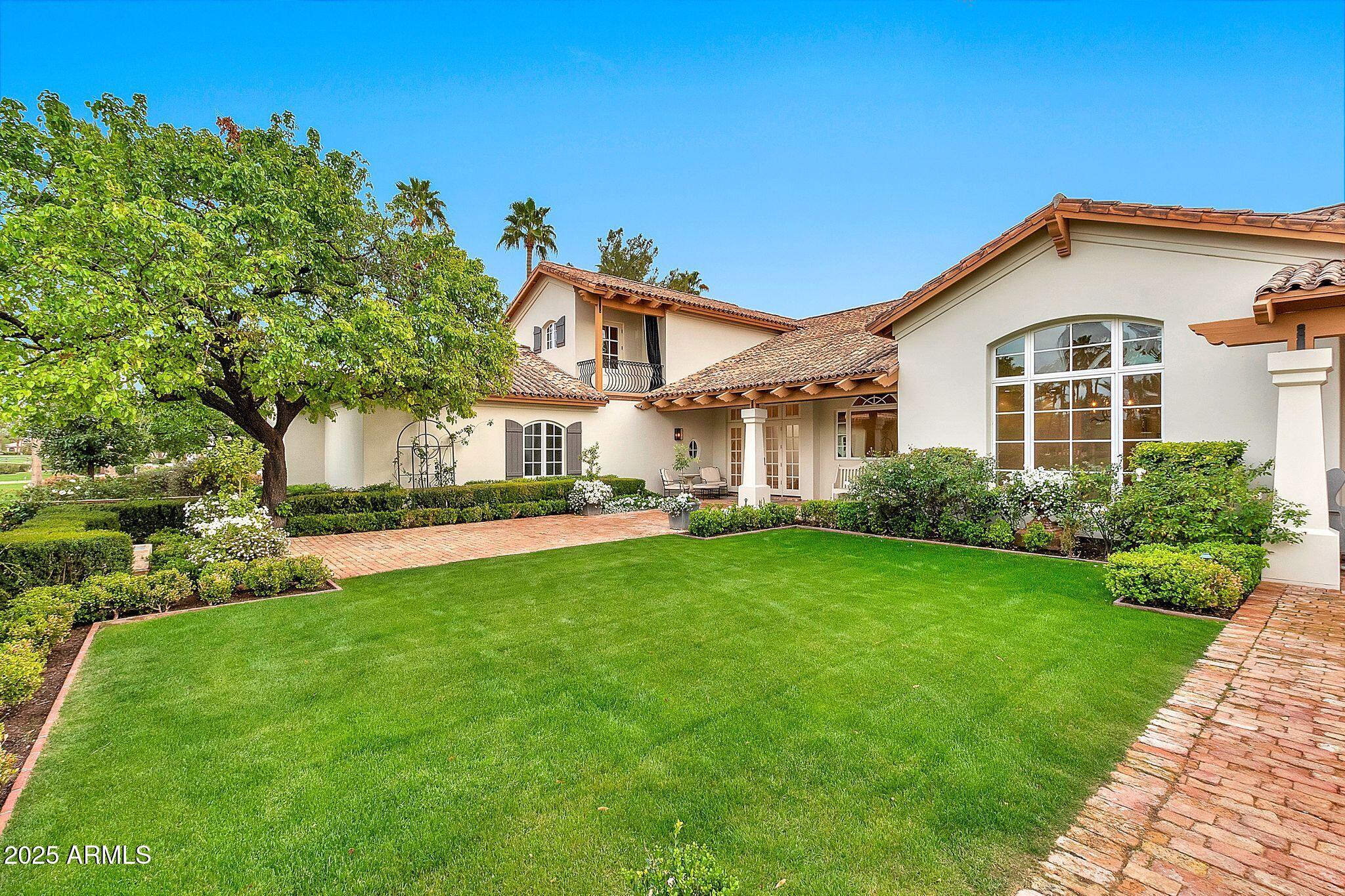 12 E OAKWOOD HILLS Drive