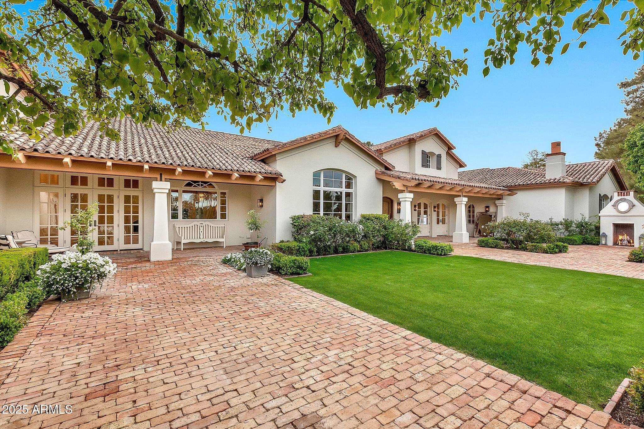 12 E OAKWOOD HILLS Drive