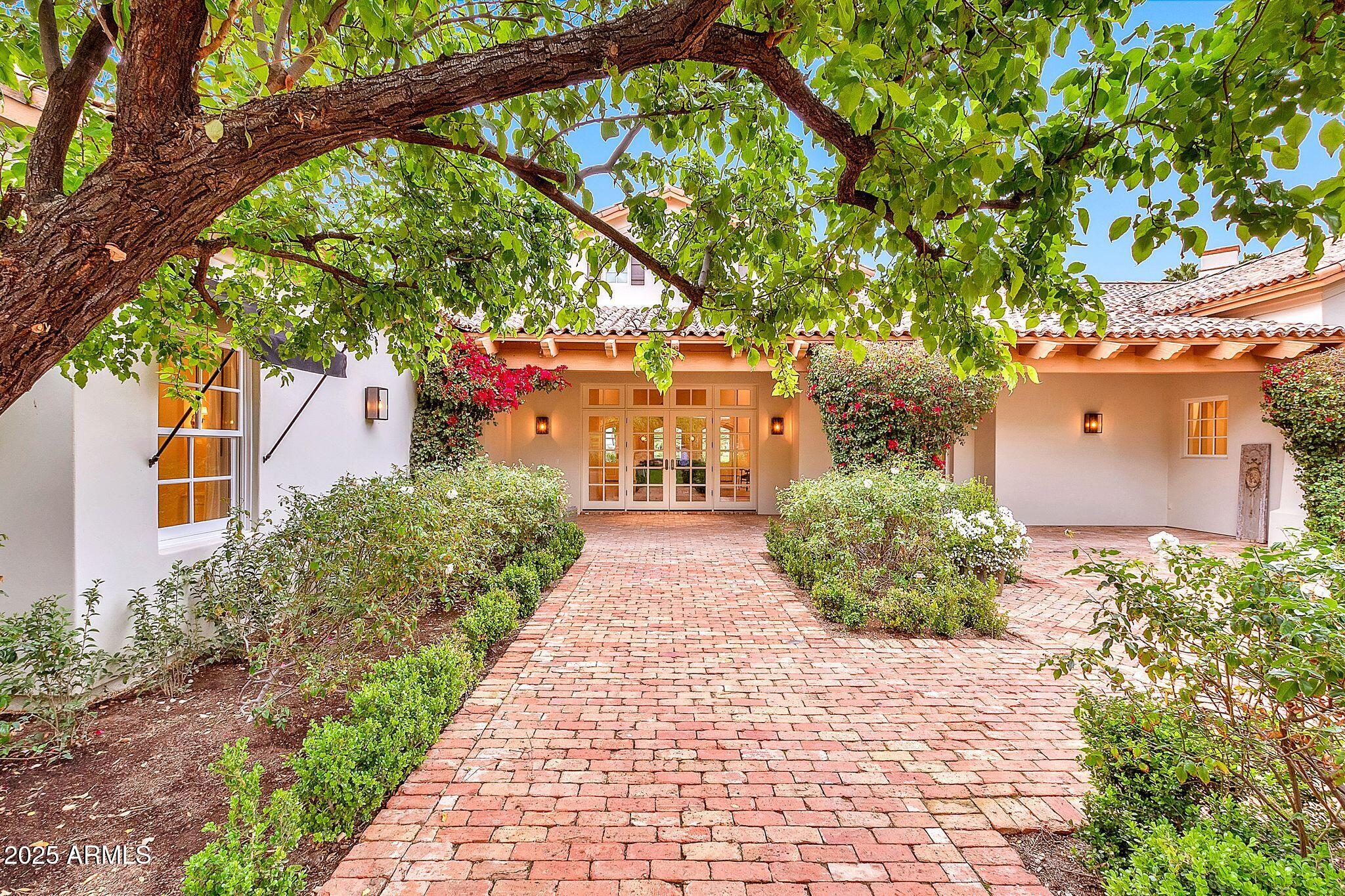 12 E OAKWOOD HILLS Drive
