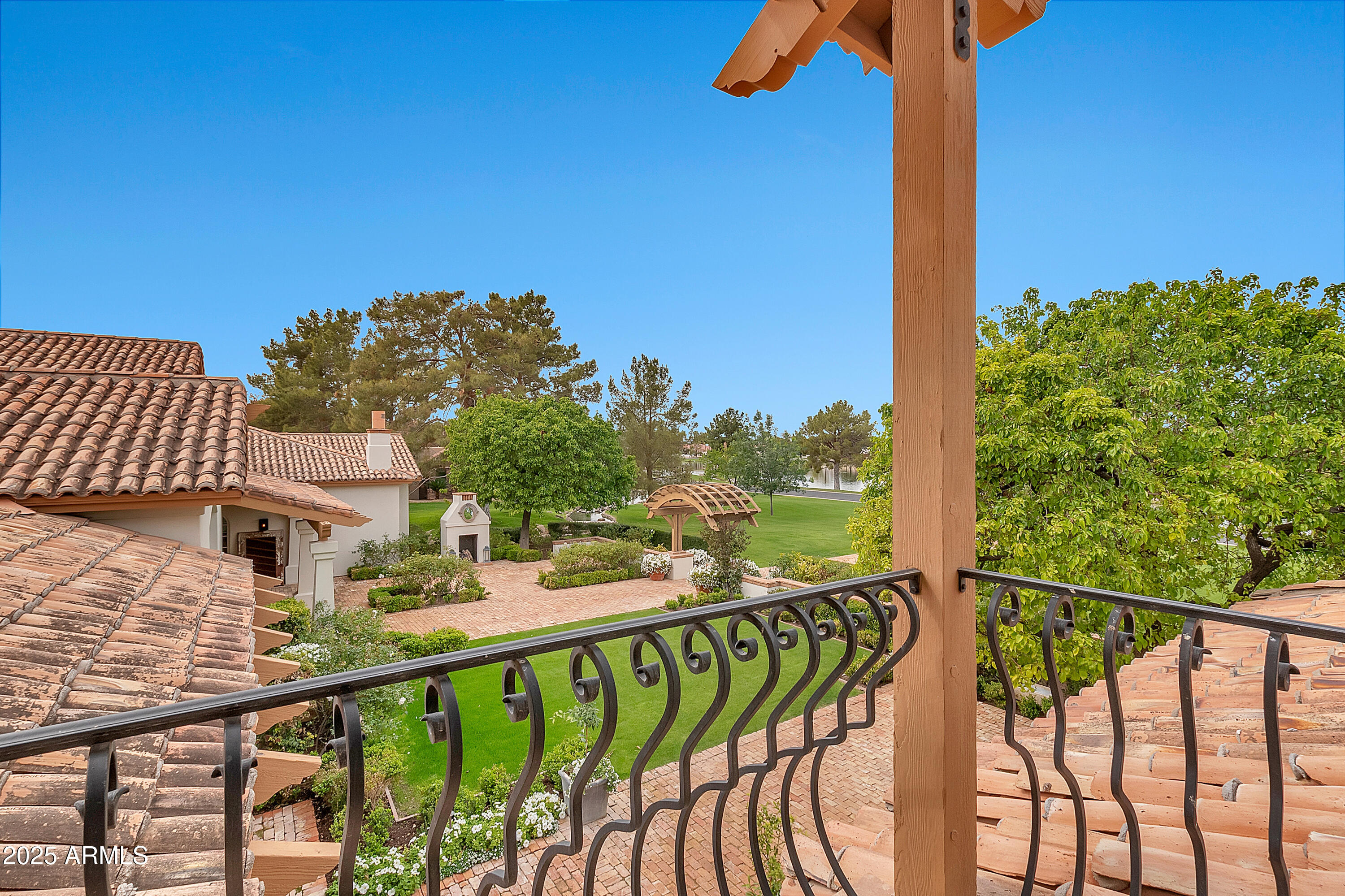 12 E OAKWOOD HILLS Drive