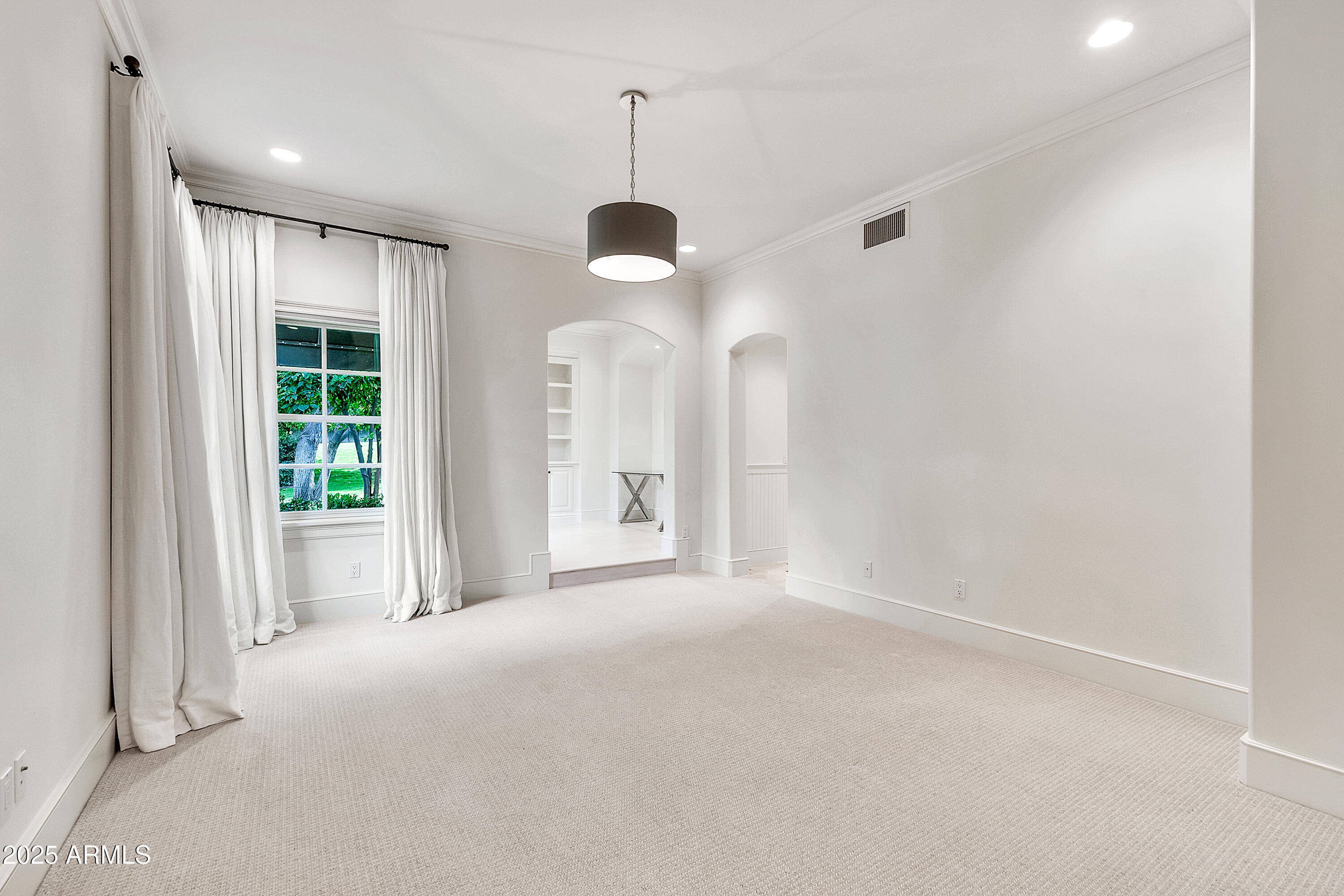 12 E OAKWOOD HILLS Drive